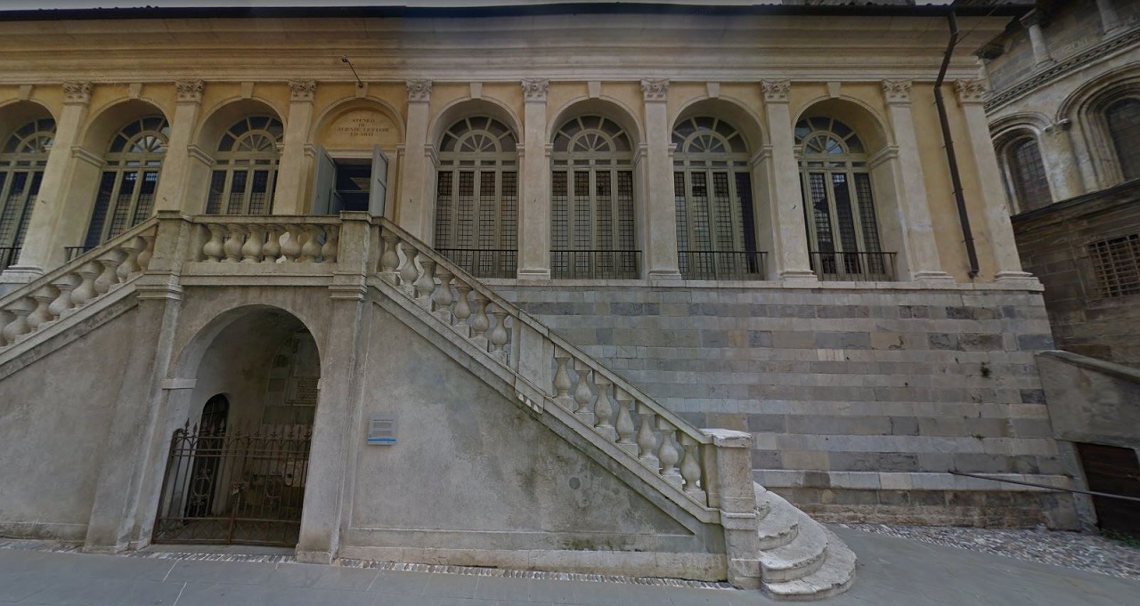 Fontana vicino alla porta posteriore S. Maria