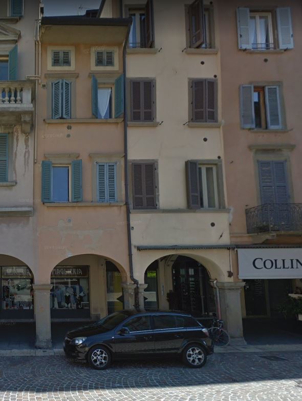Portico della casa di piazza Pontida