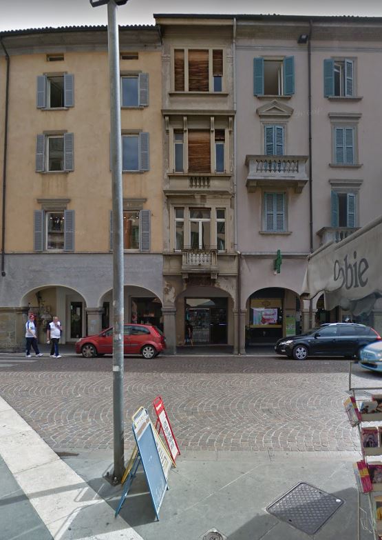 Portico della casa di piazza Pontida