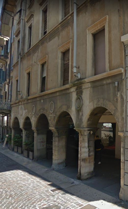 Portico della casa in piazza Pontida