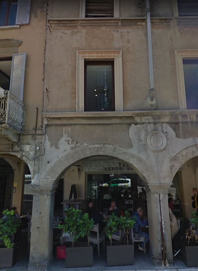 Portico della casa in piazza Pontida