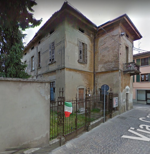 Casa all'angolo tra via Cavour e via Battisti