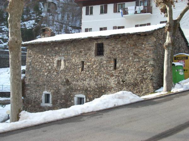 Portale medievale della casa già Scacchi