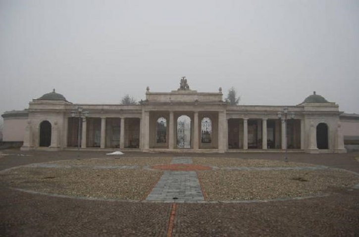 facciata monumentale del Cimitero comunale
