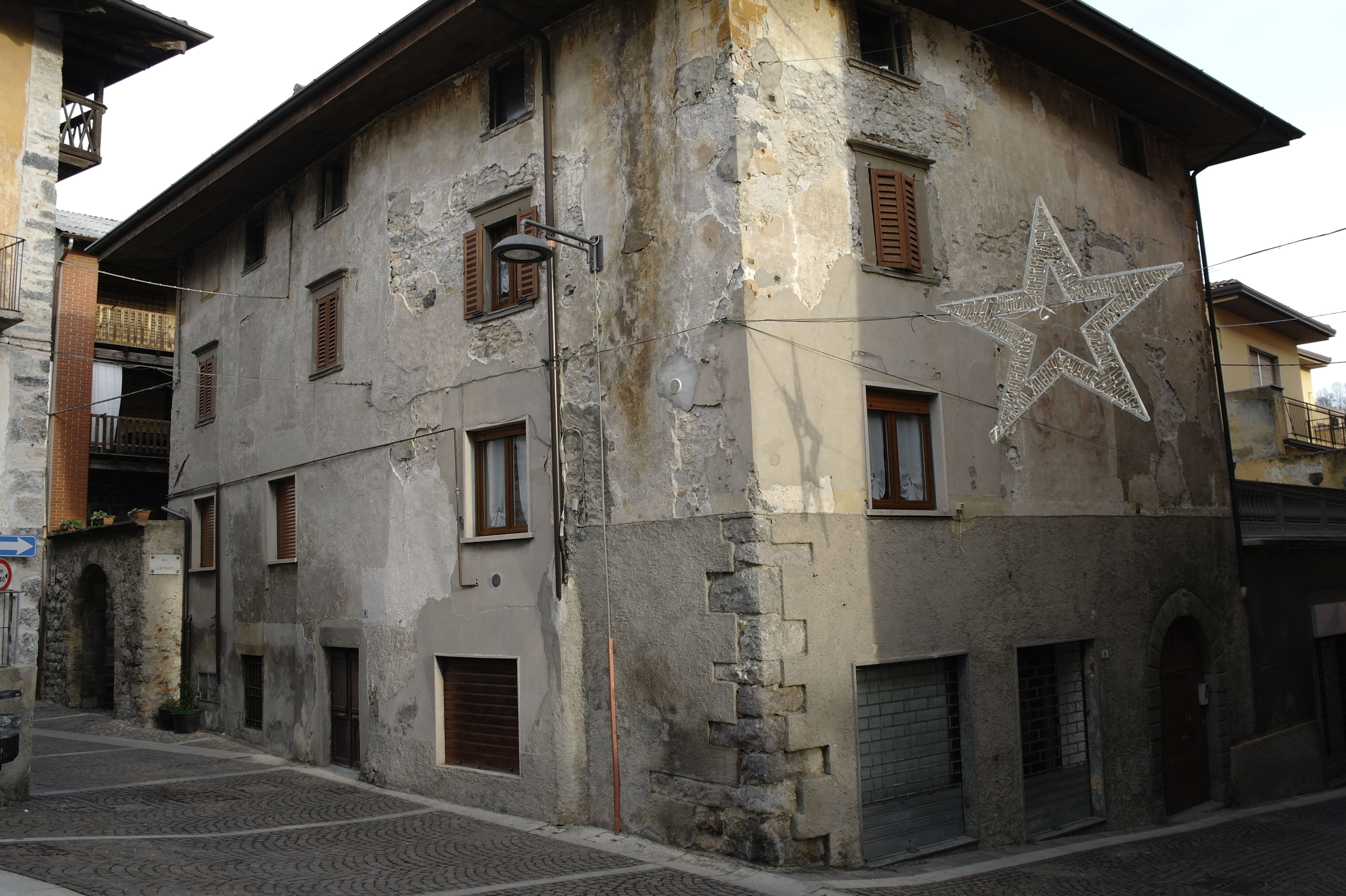 Casa di abitazione con negozi