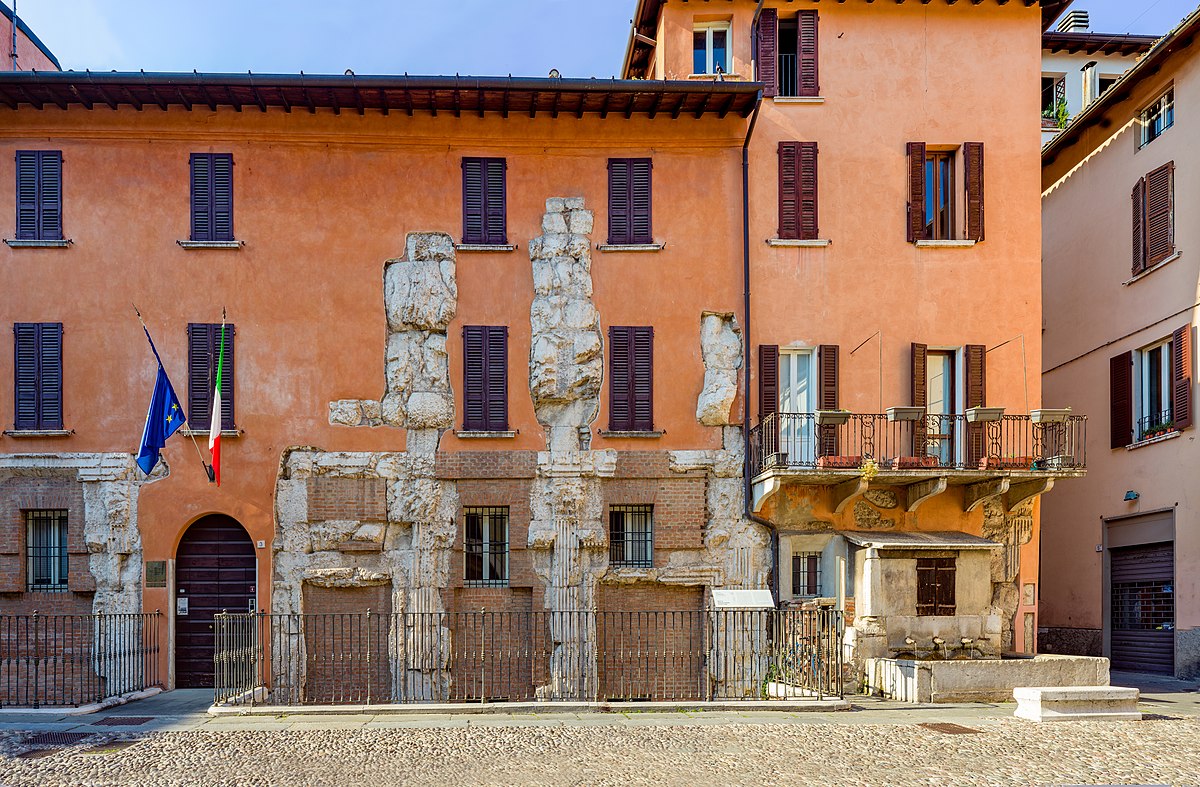 Edificio in Piazza Labus 3