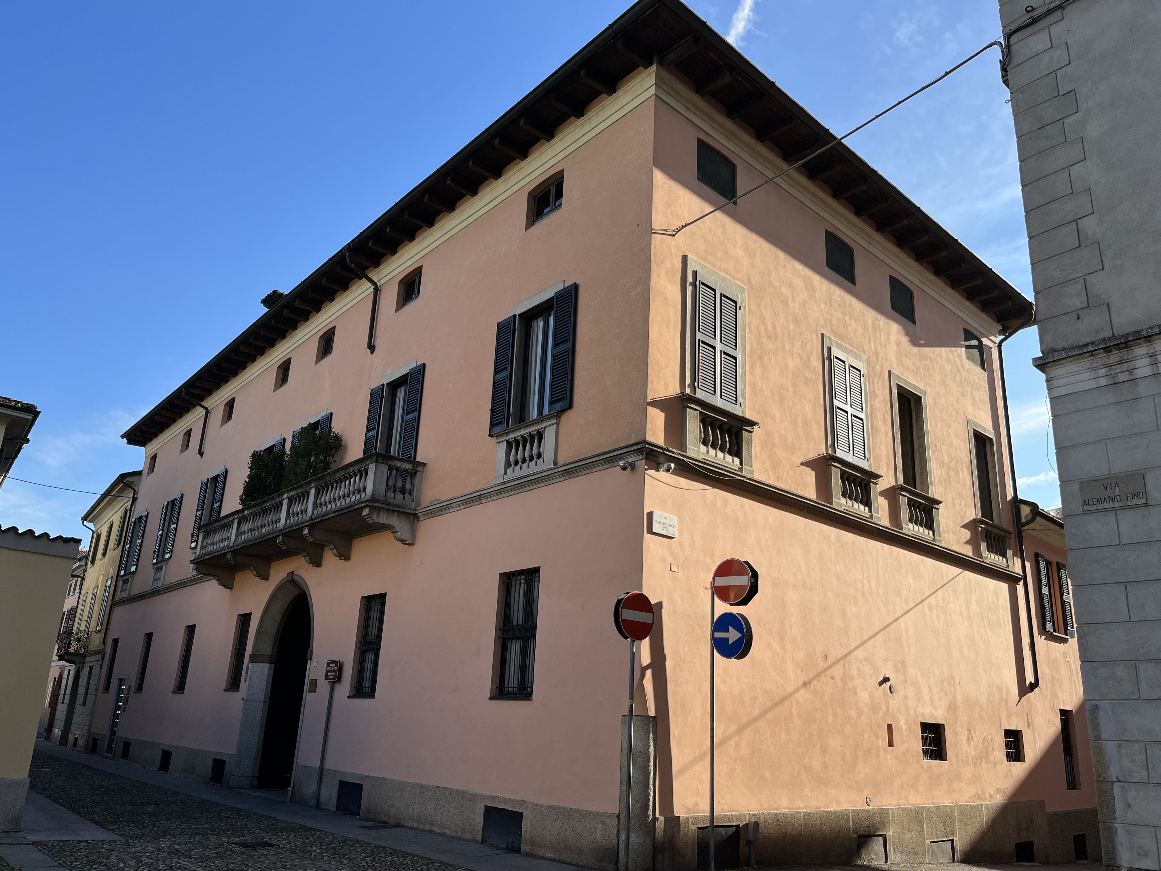 [Palazzo in Via Alemanio Fino, 29]