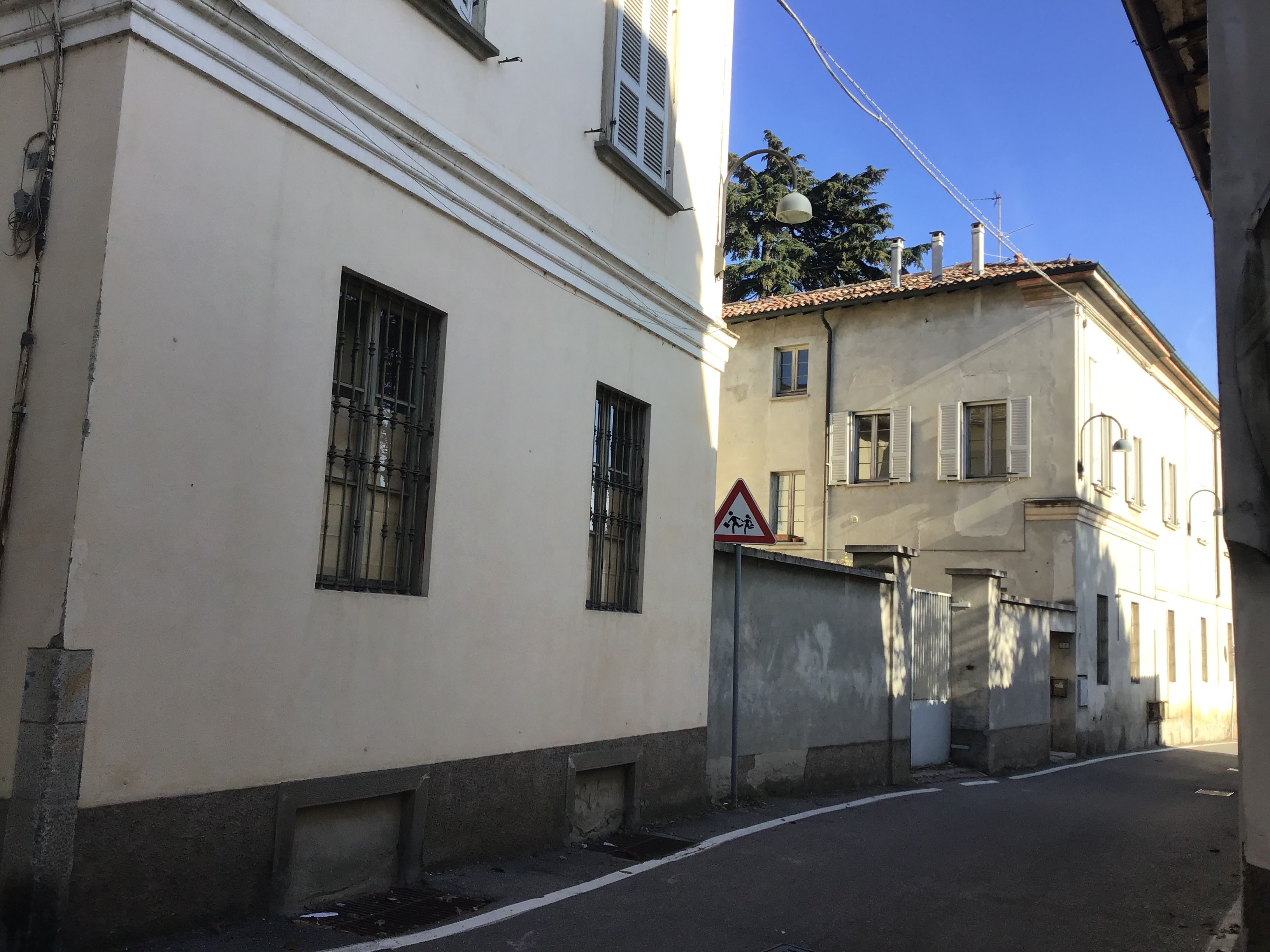 [Palazzo in Via Dante Alighieri angolo Via Pesadori]