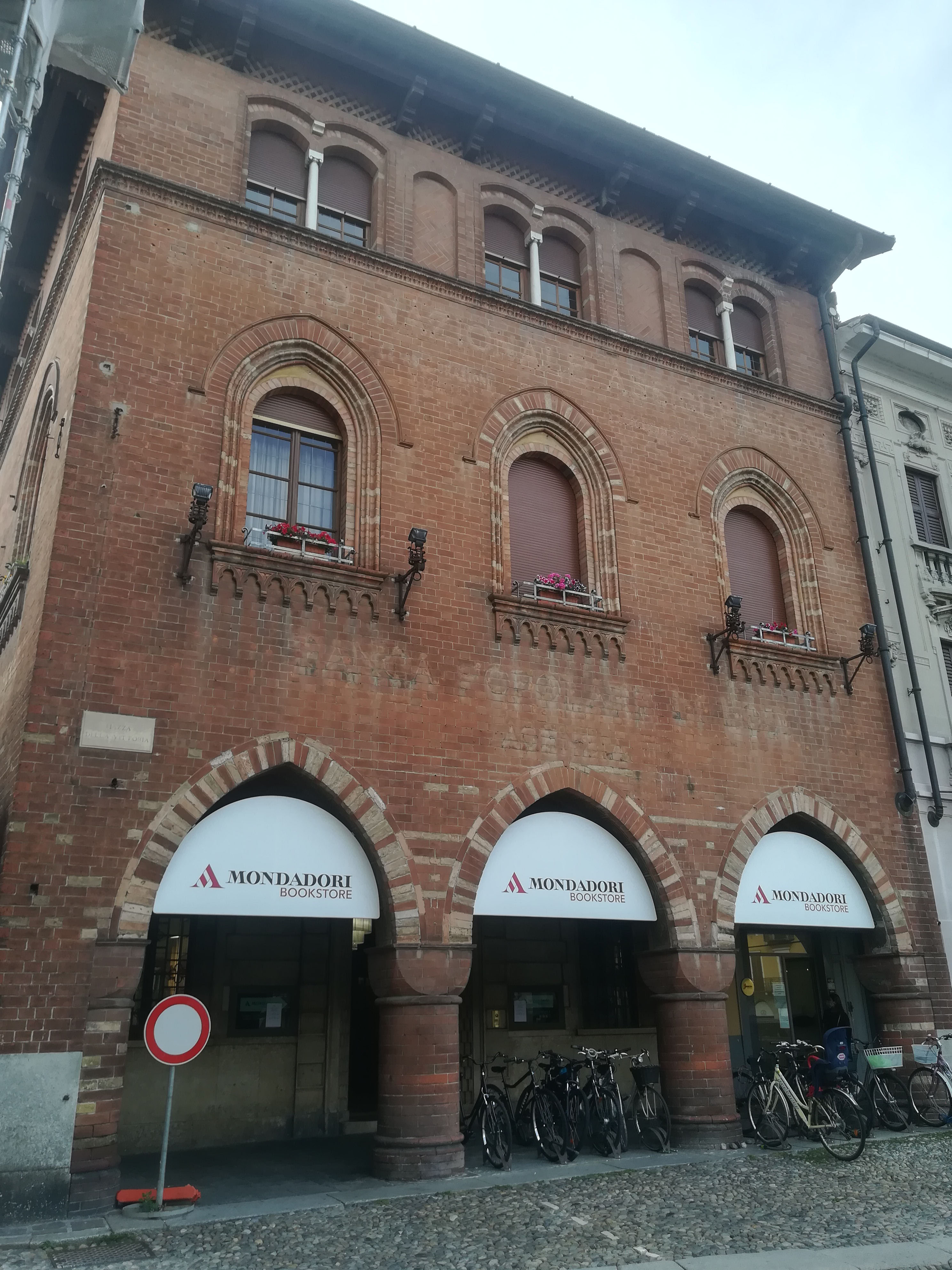 portici sostenuti da pilastri e colonne