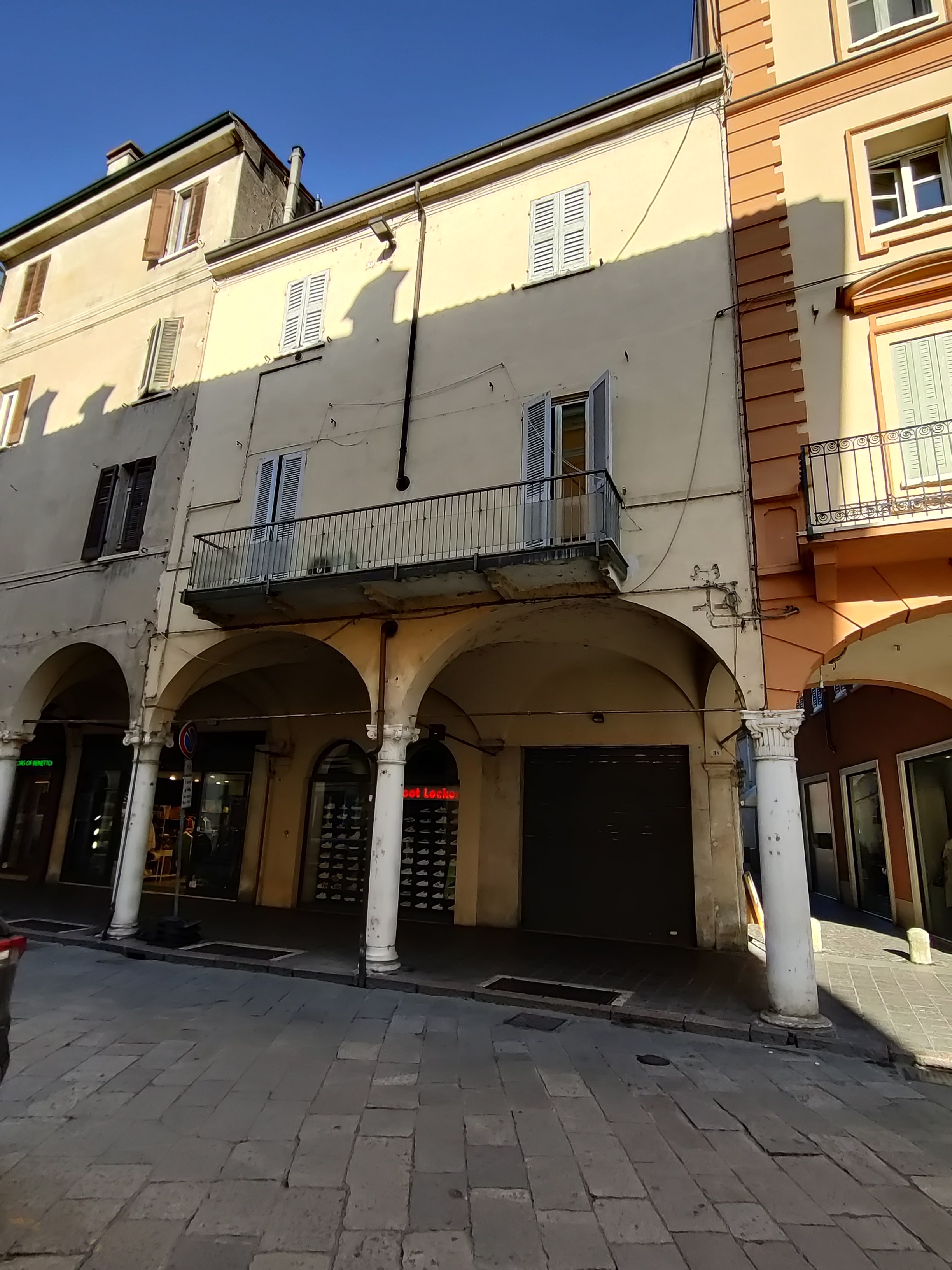 [Casa con portici in corso Umberto I, 38]