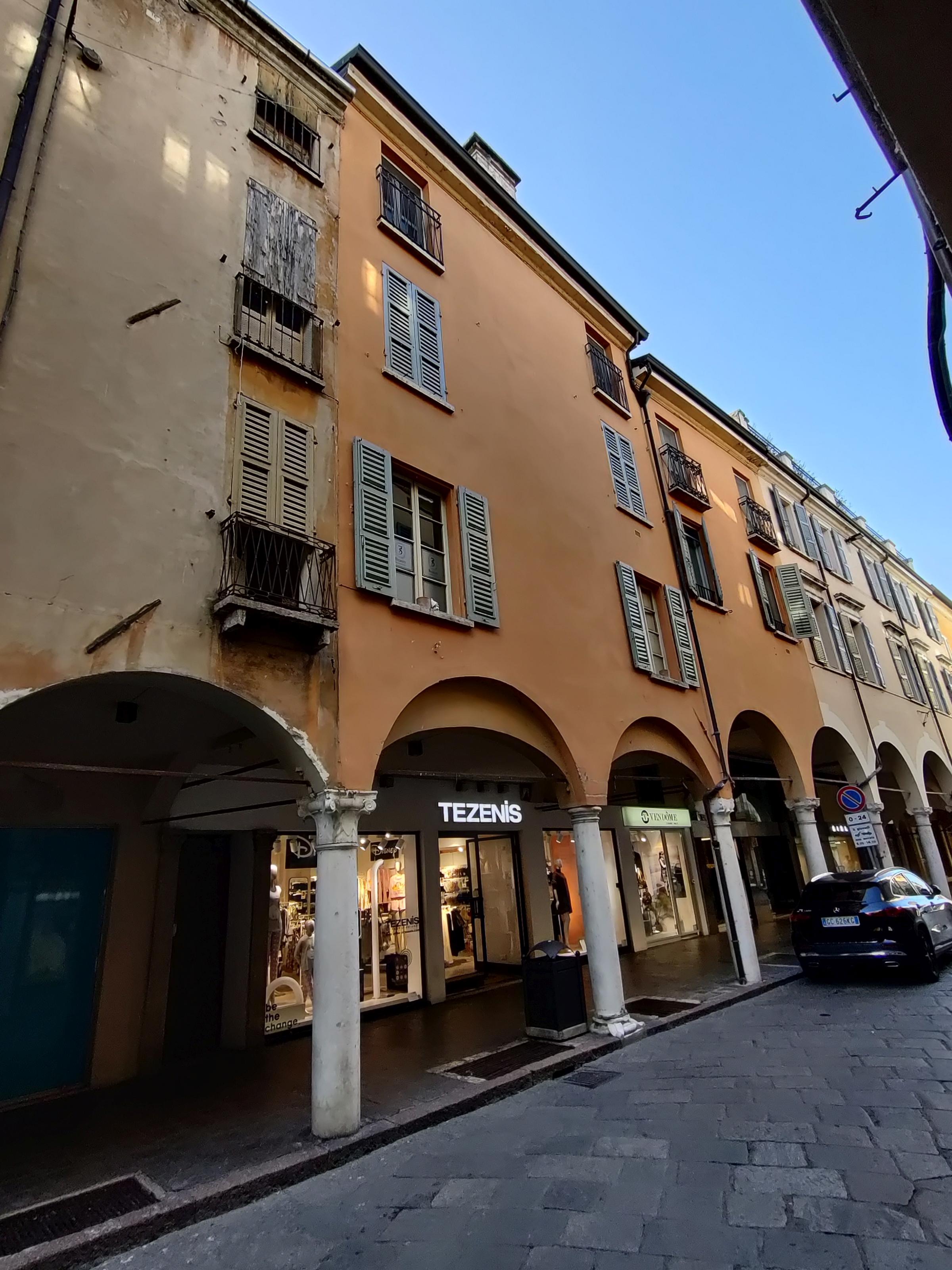 [Casa con portici in corso Umberto I, 69, 71, 73, 75]