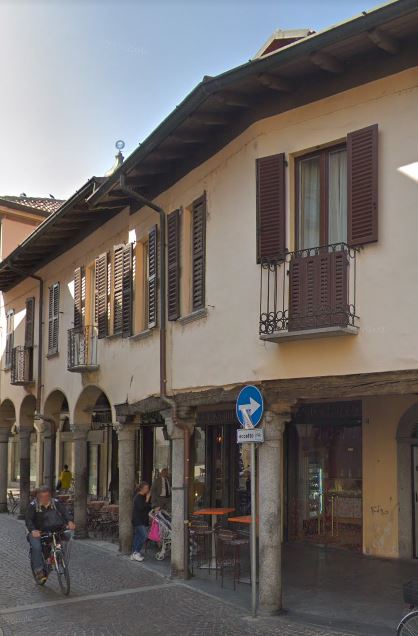 Facciata e portico di casa in piazza Marconi 59, 60, 61