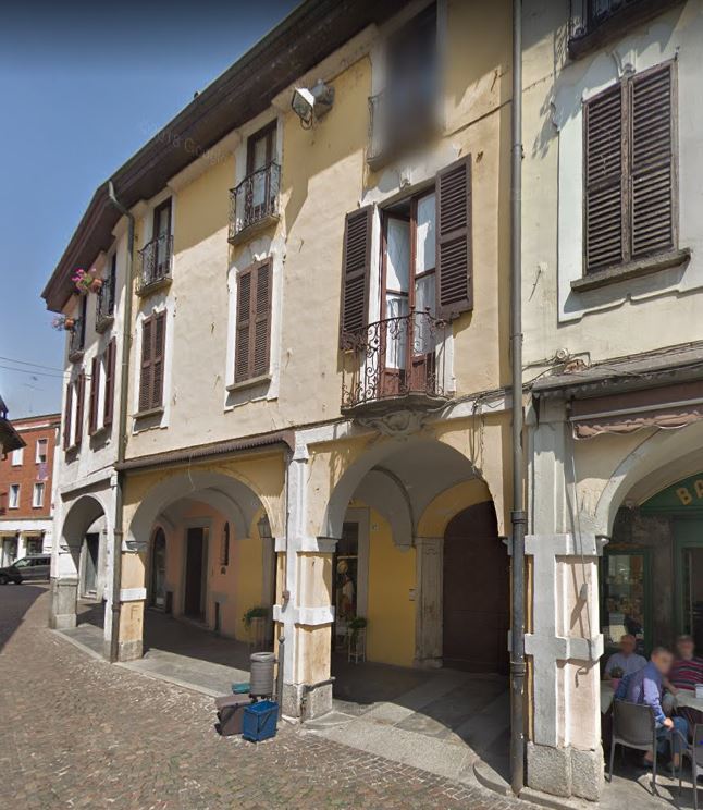 Facciata e portico di casa in piazza Marconi 68