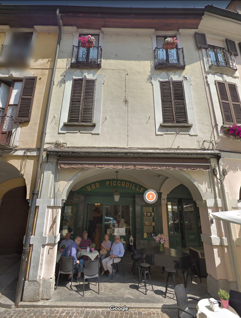 Facciate e portico di casa in piazza Marconi 69