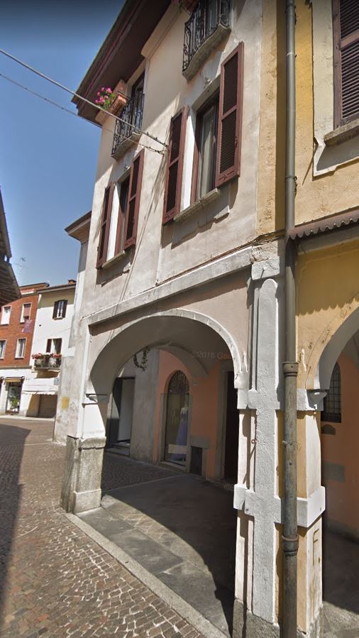facciata e portico di casa in piazza Marconi 65, 66