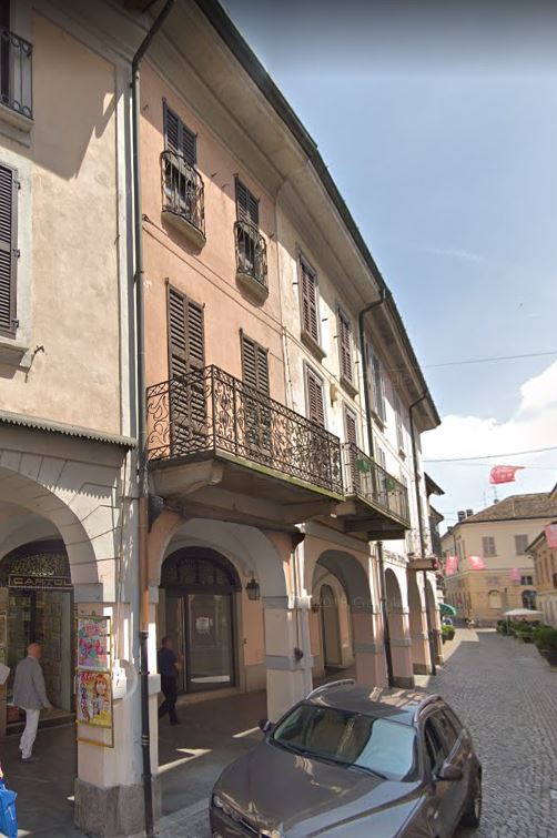 facciata e portico di casa in piazza Marconi 8