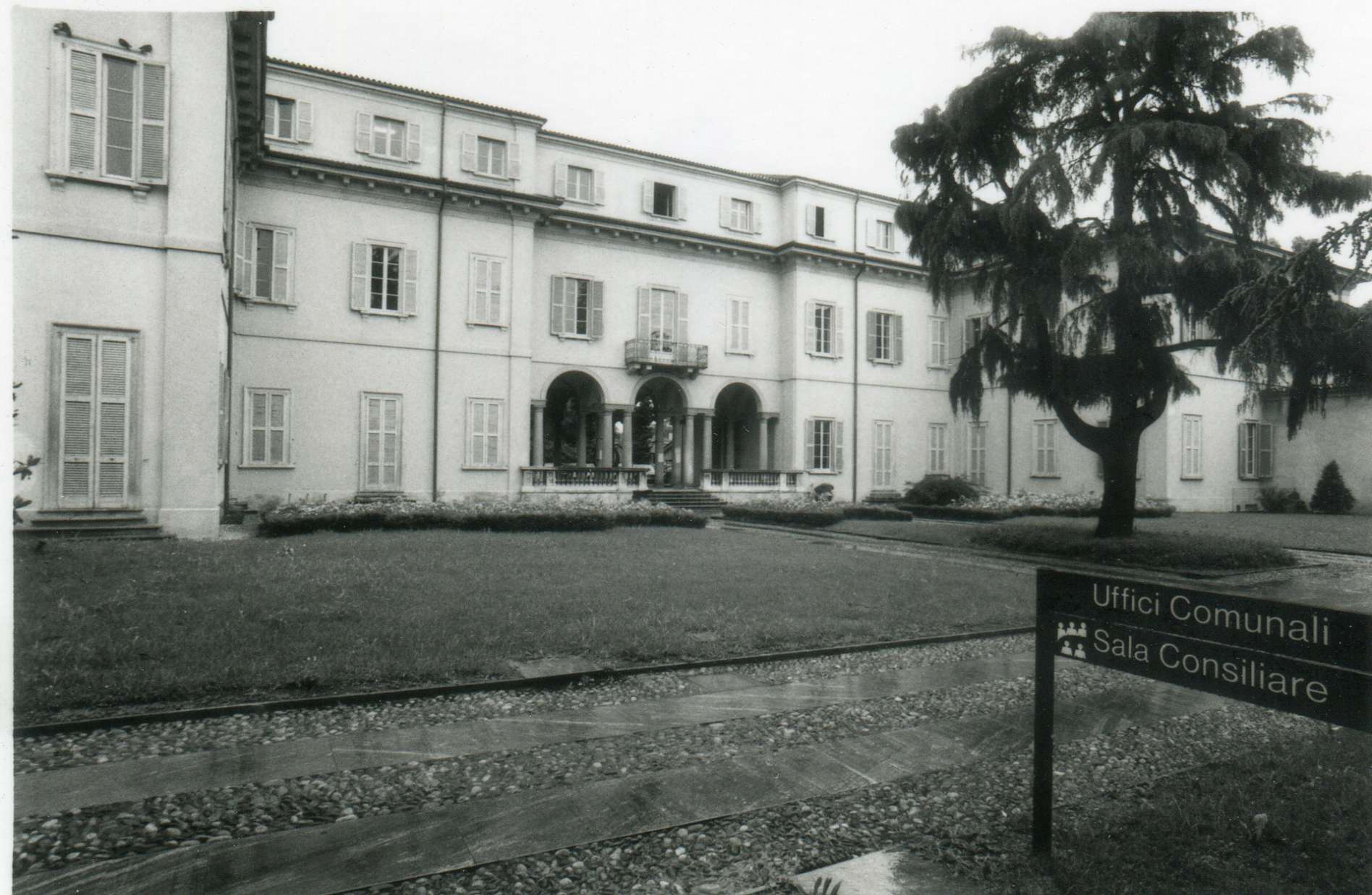 Cancelli in ferro di palazzo Biancani Greppi