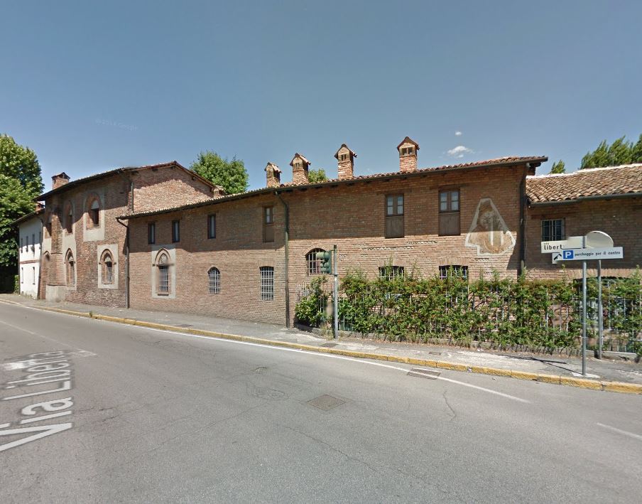 casa colonica con finestre medievali