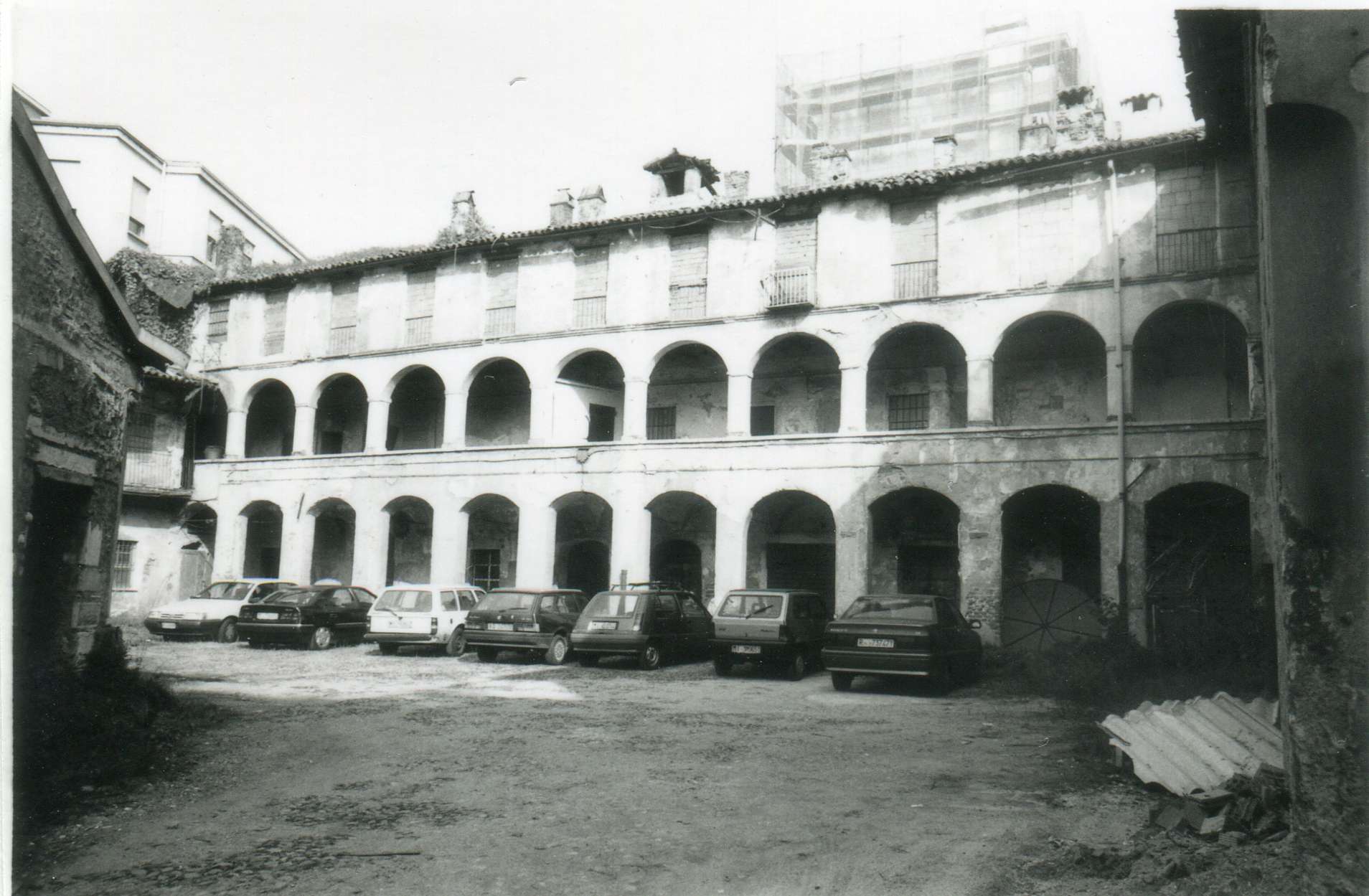Chiostro dell'ex Monastero dei SS. Domenico e Lazzaro )