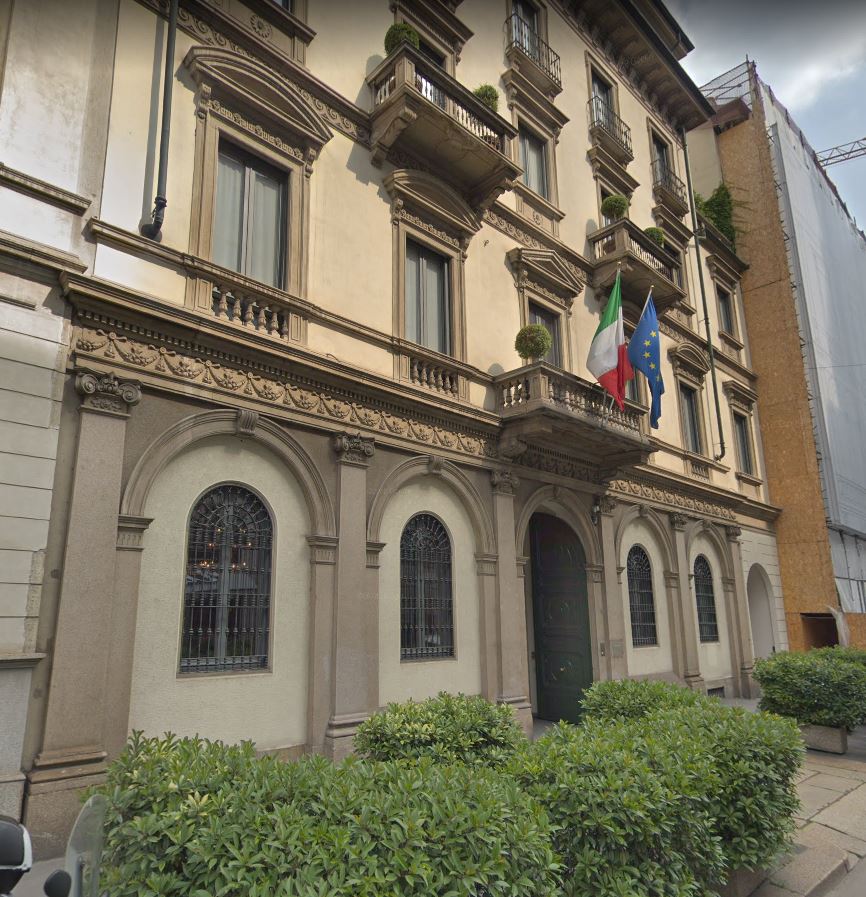 Facciata, androne e cortile di casa