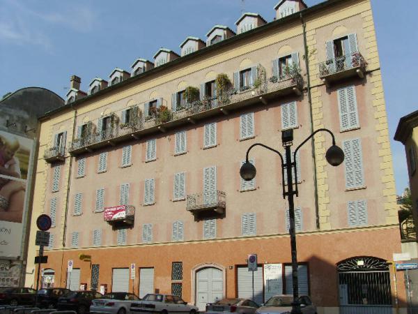 [Facciata della casa in Via festa del perdono, 10]