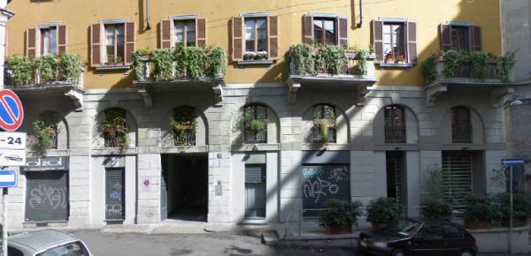 [Facciata, portici e scalone di casa in via Stampa, 8]