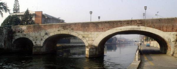 Ponte antico sul naviglio Grande