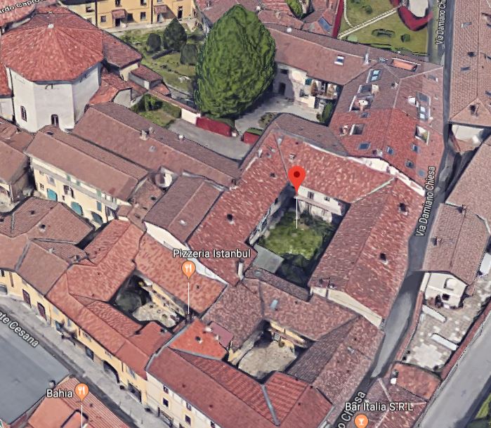 Edificio con loggiati del secolo XV in via Damiano Chiesa 1