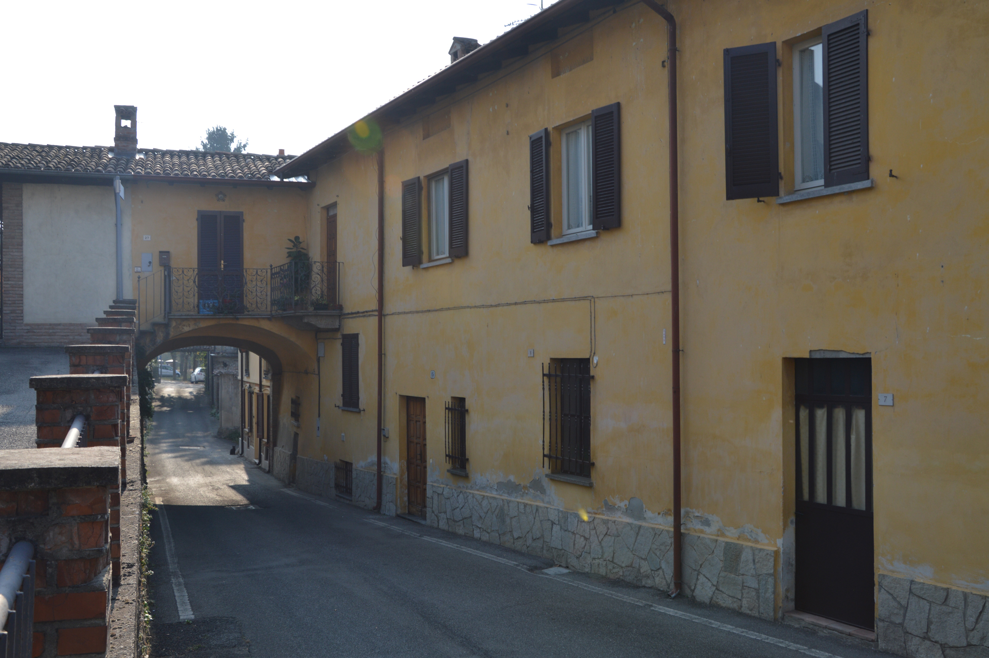 Edificio di cui fa parte l'arco sovrapposto alla via