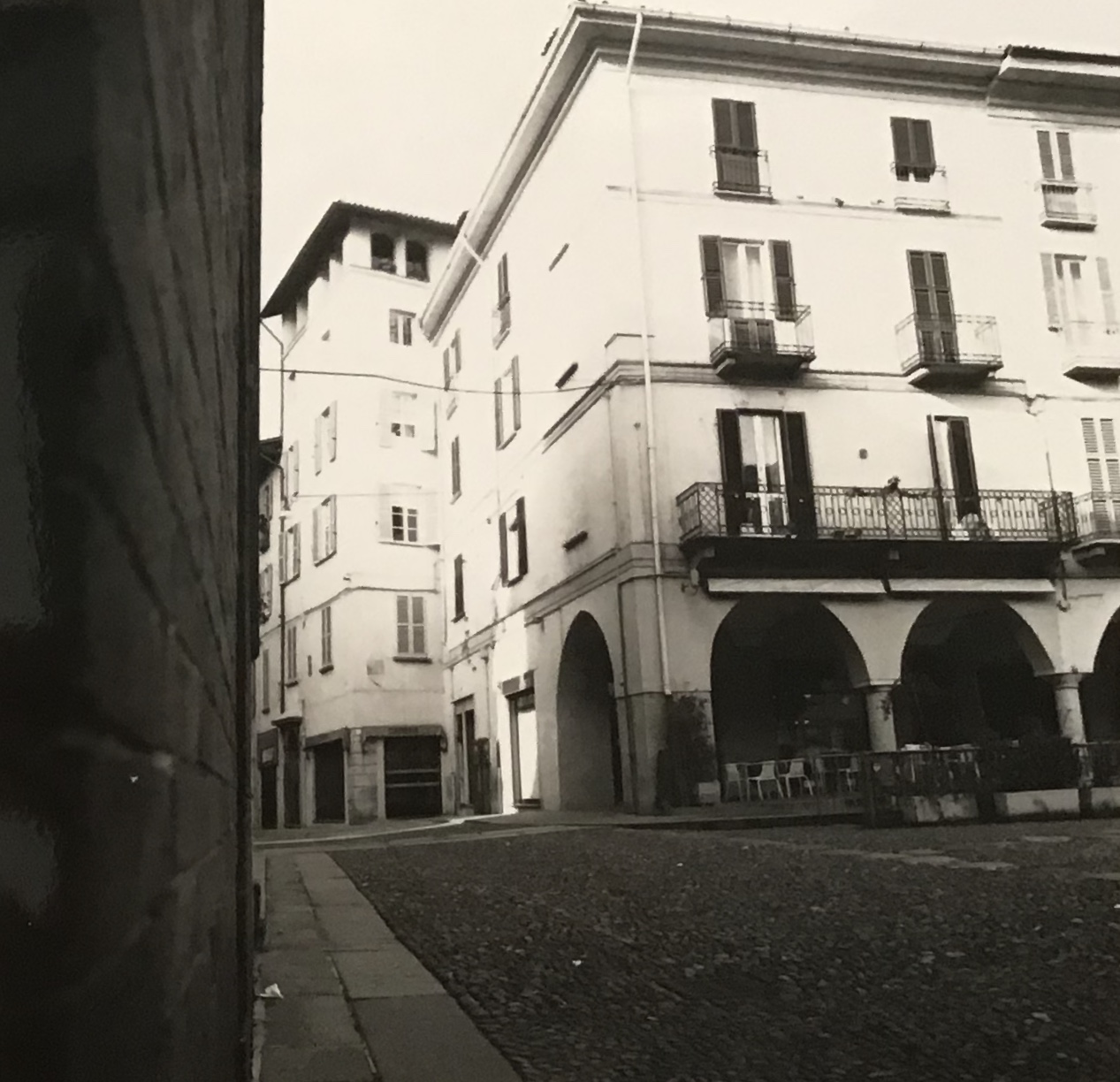 [Casa in piazza della Vittoria, ang. Via Omodeo, 5 ]