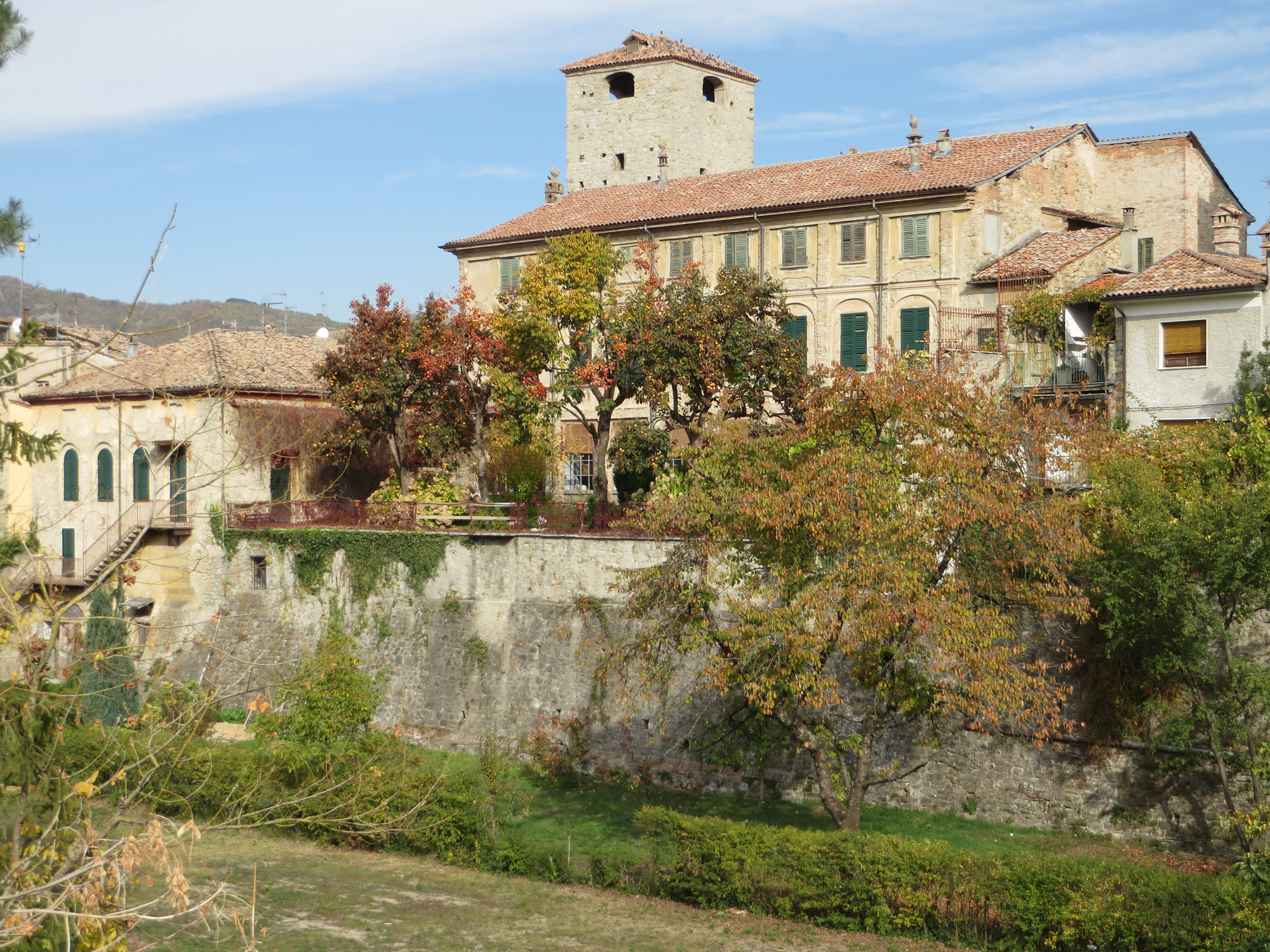 complesso costituito da villa, giardino, torre (villa