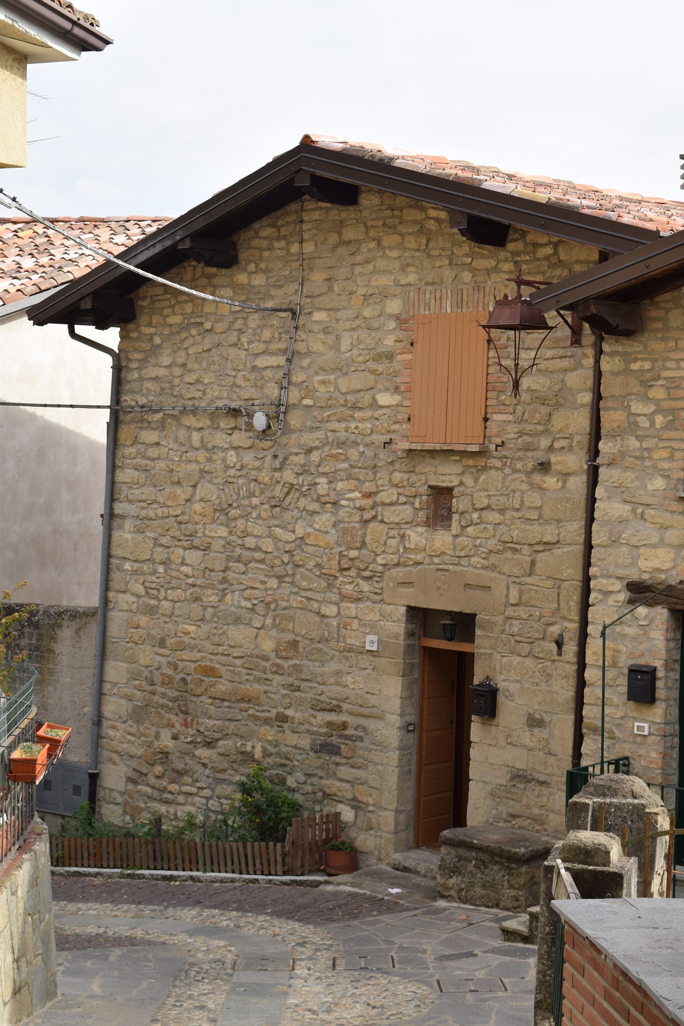 casa con formella nel "su di dentro"