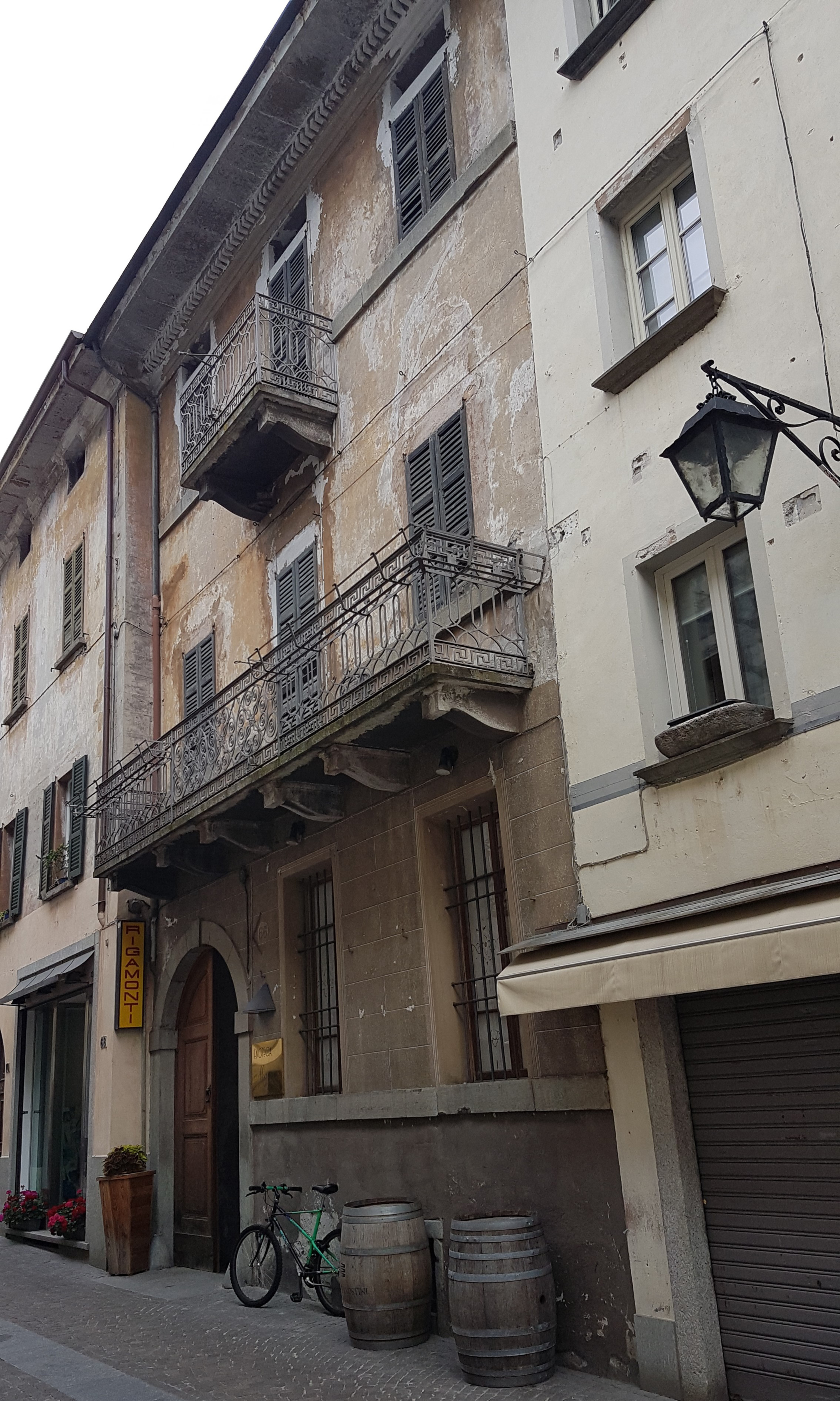 Casa con portale con stemma del sec. XVII