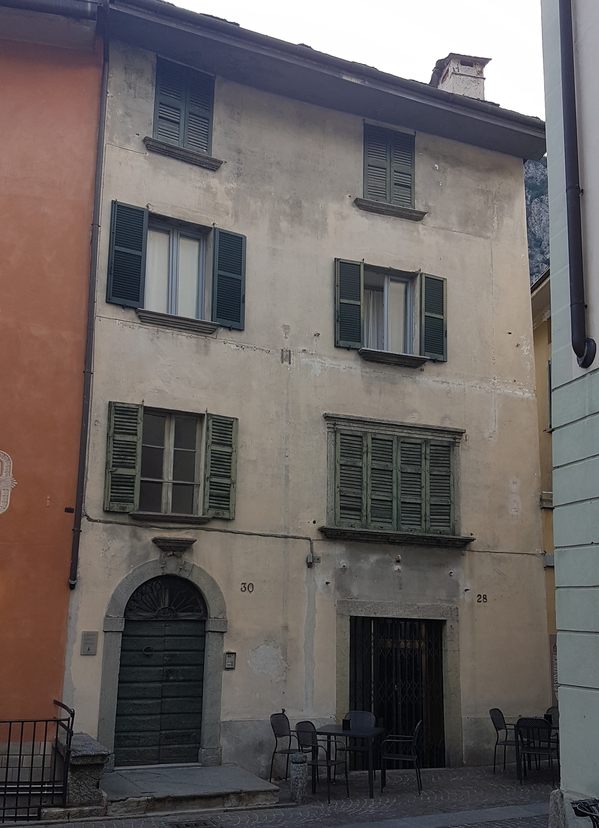 Casa con portale del sec. XVI