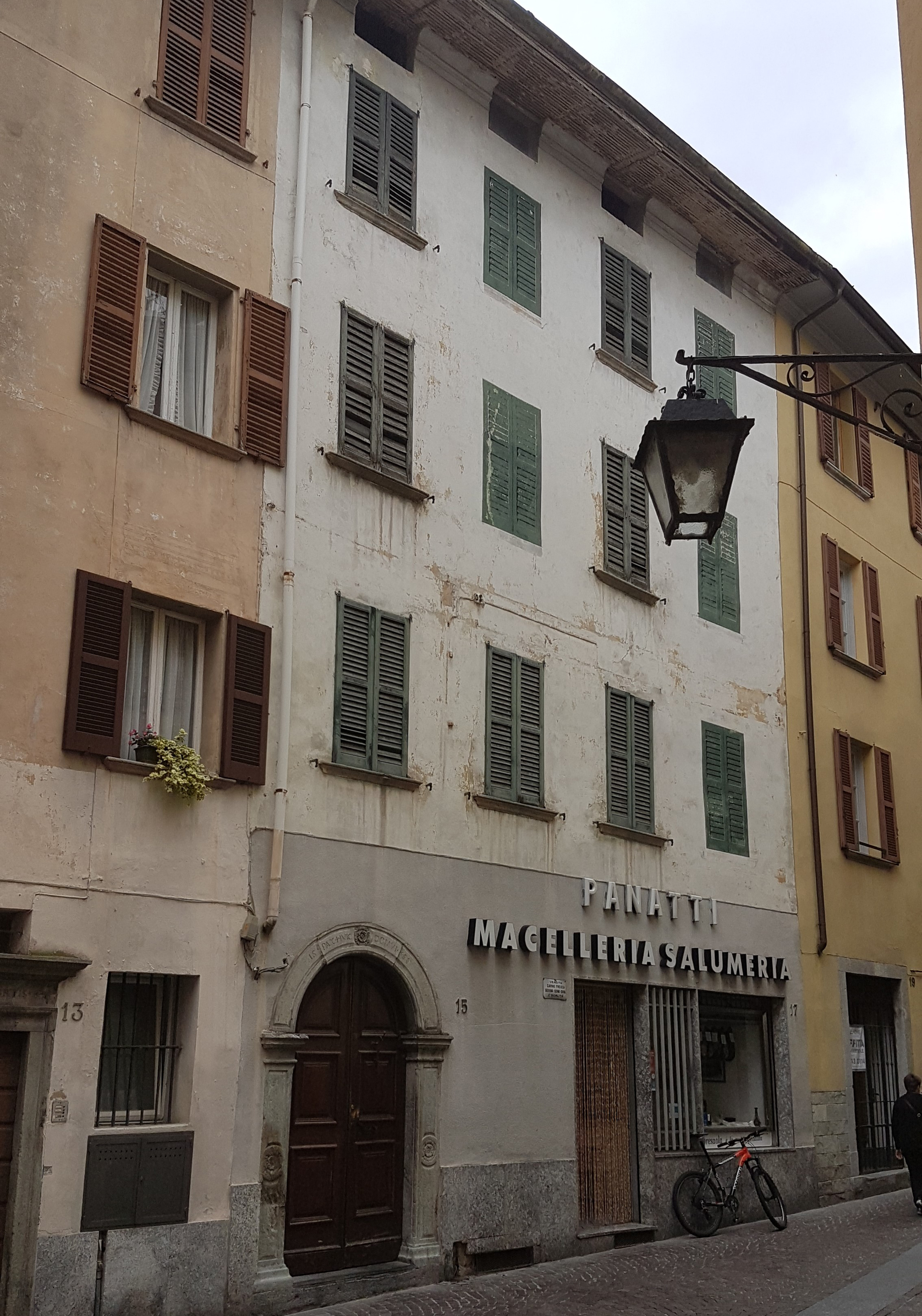 Casa con portale del sec. XVI