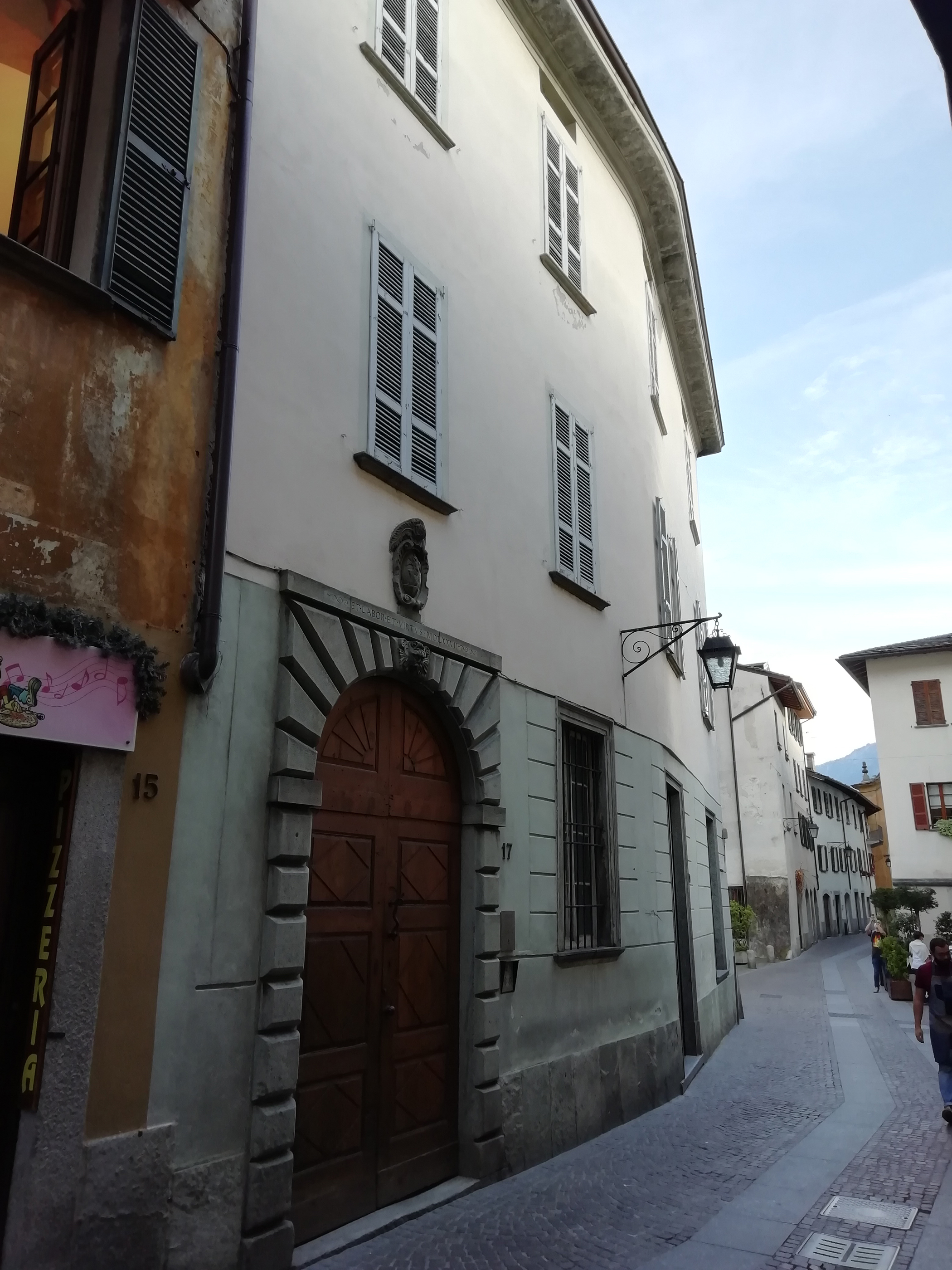 Casa in via Pedretti con stemma e iscrizione "ET LABOR ET VIRTUS" sul portale
