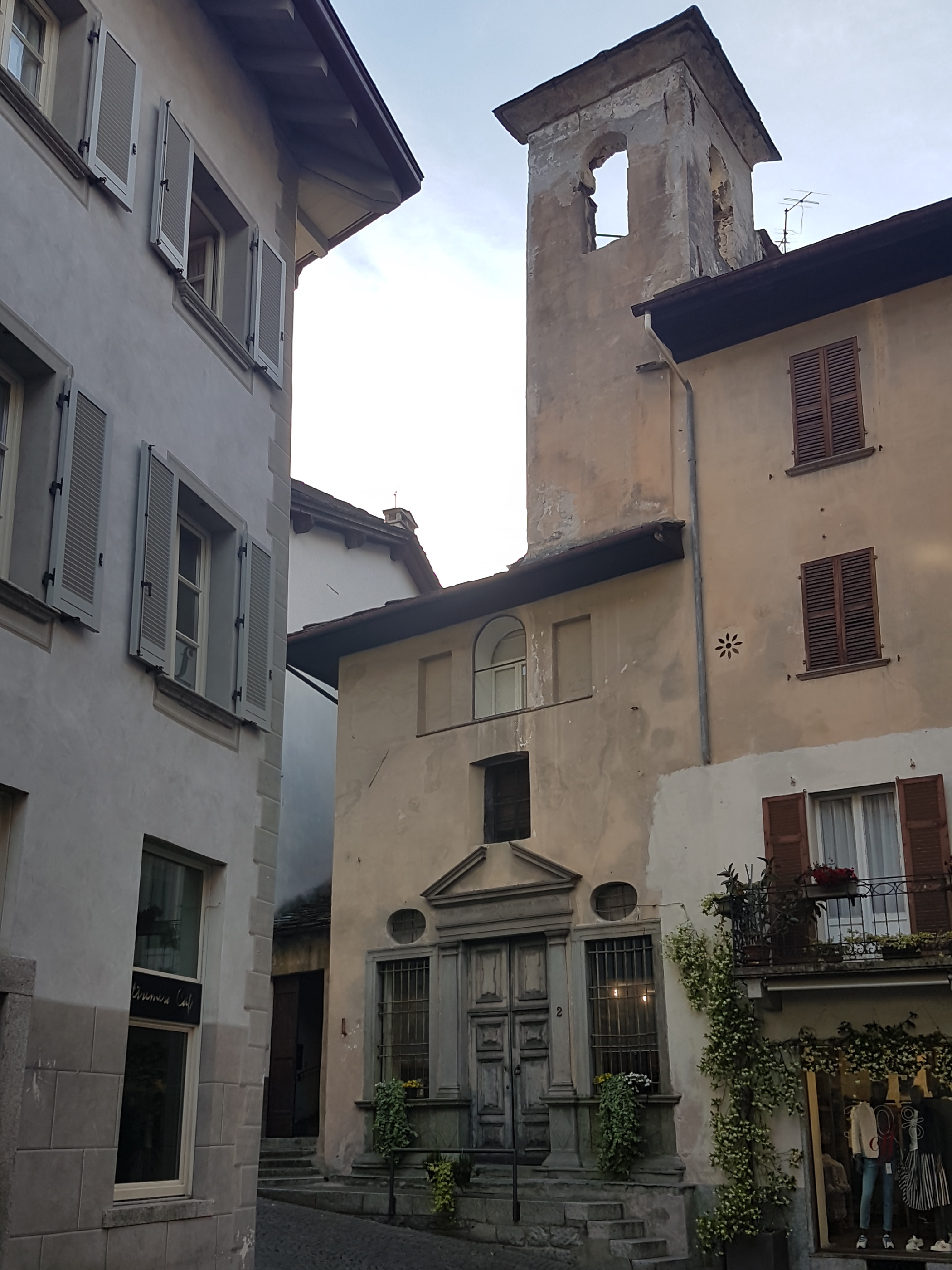 Chiesa di Santa Rosalia oggi residenza e negozio