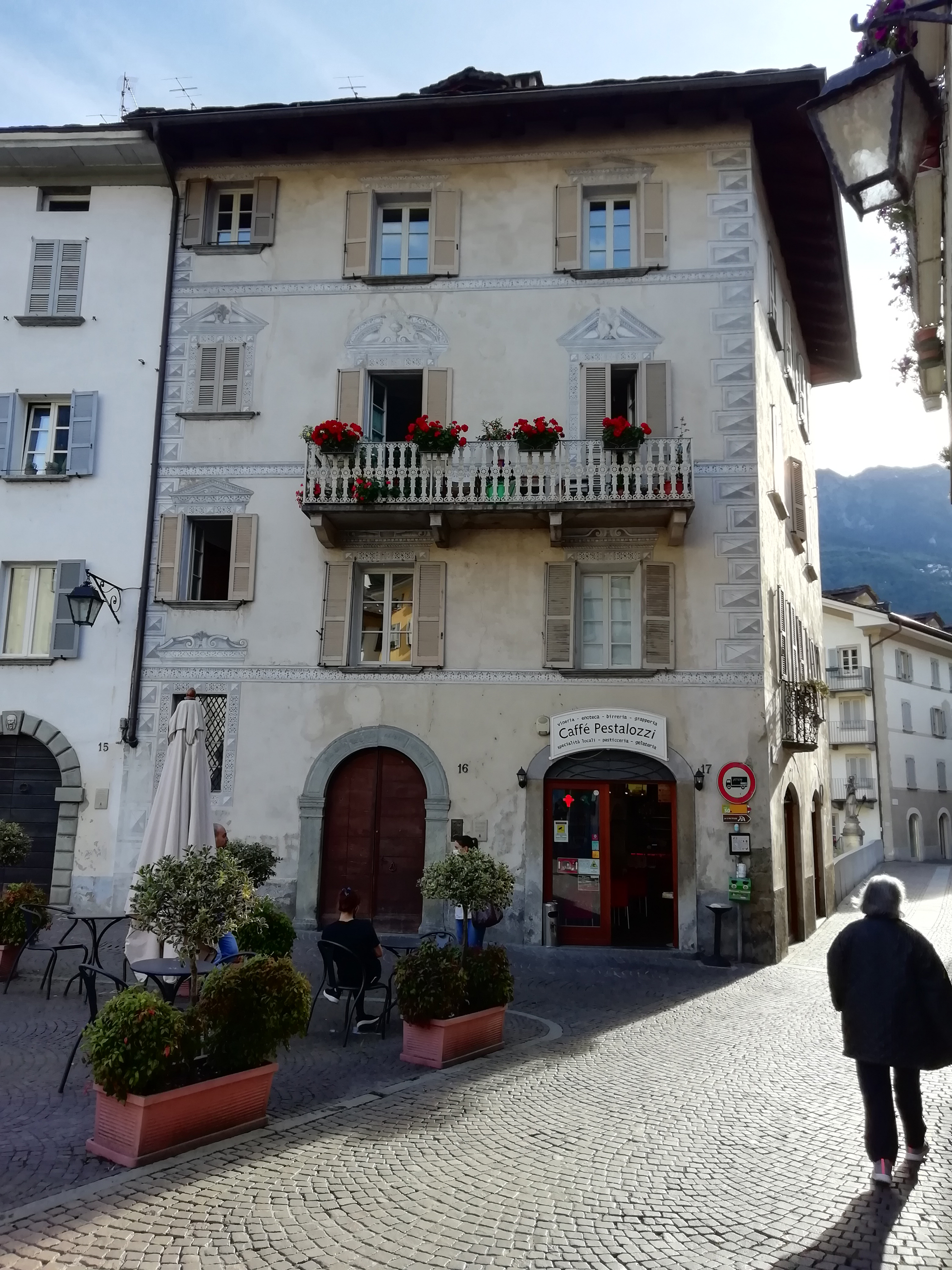 Edificio in piazza Pestalozzi, 16