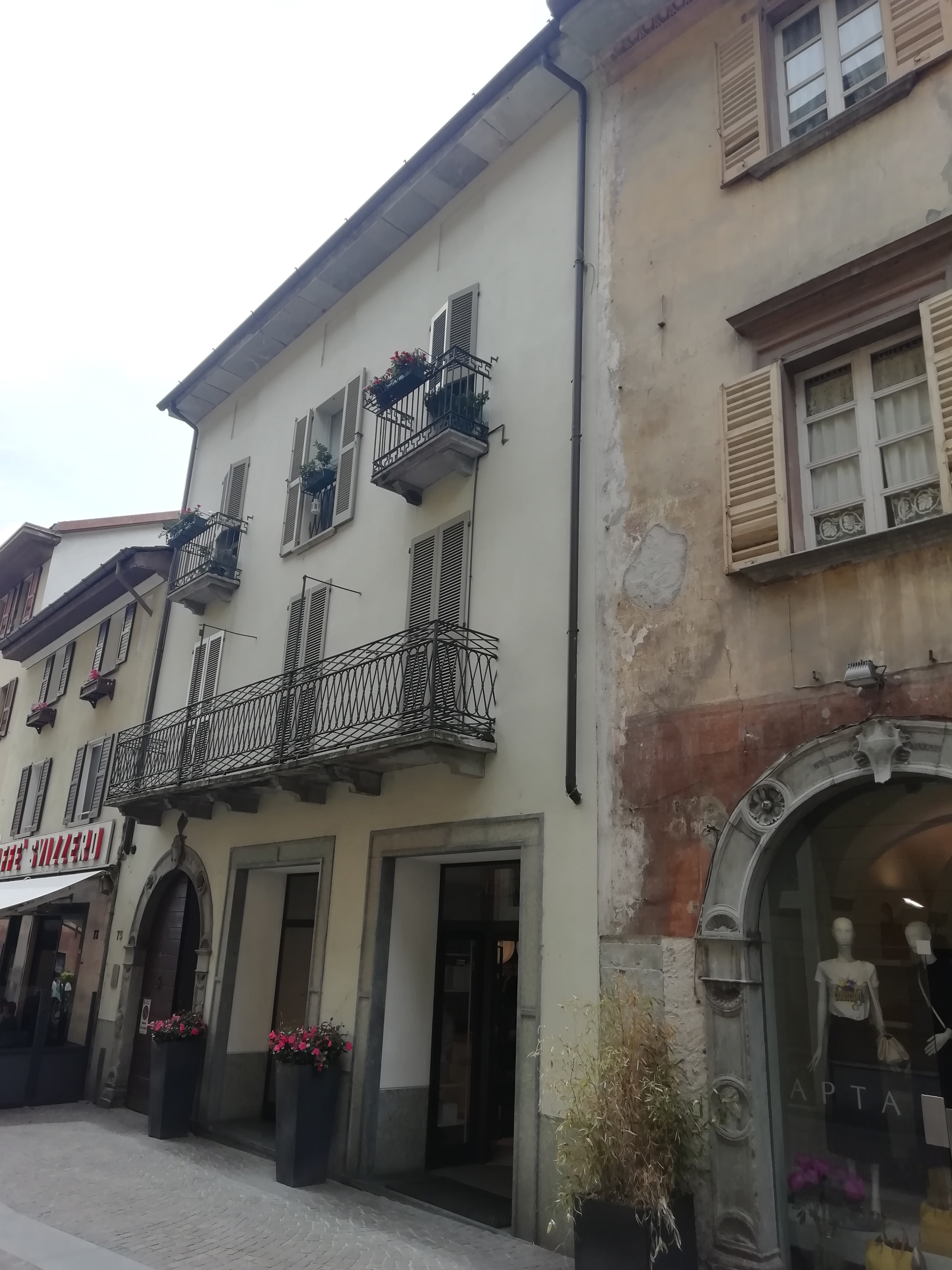 Facciata della casa di via Dolzino, 75 )
