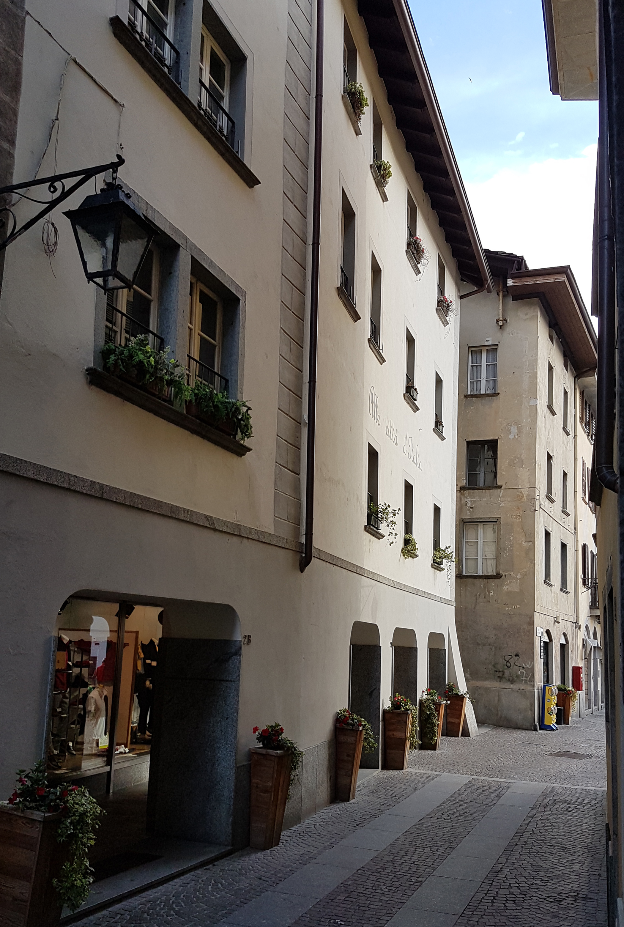 Facciate di edificio in piazza Pestalozzi