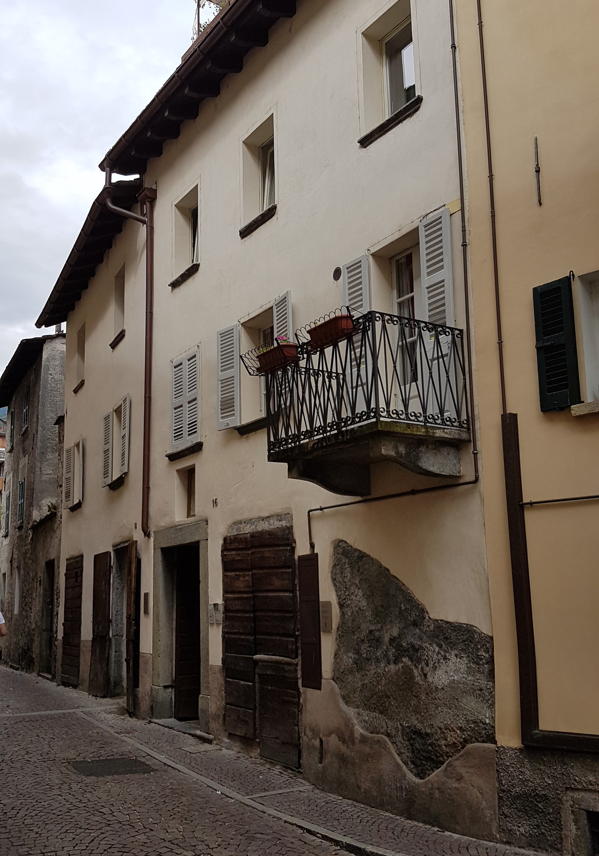[Casa in via Santa Rosalia, 16]