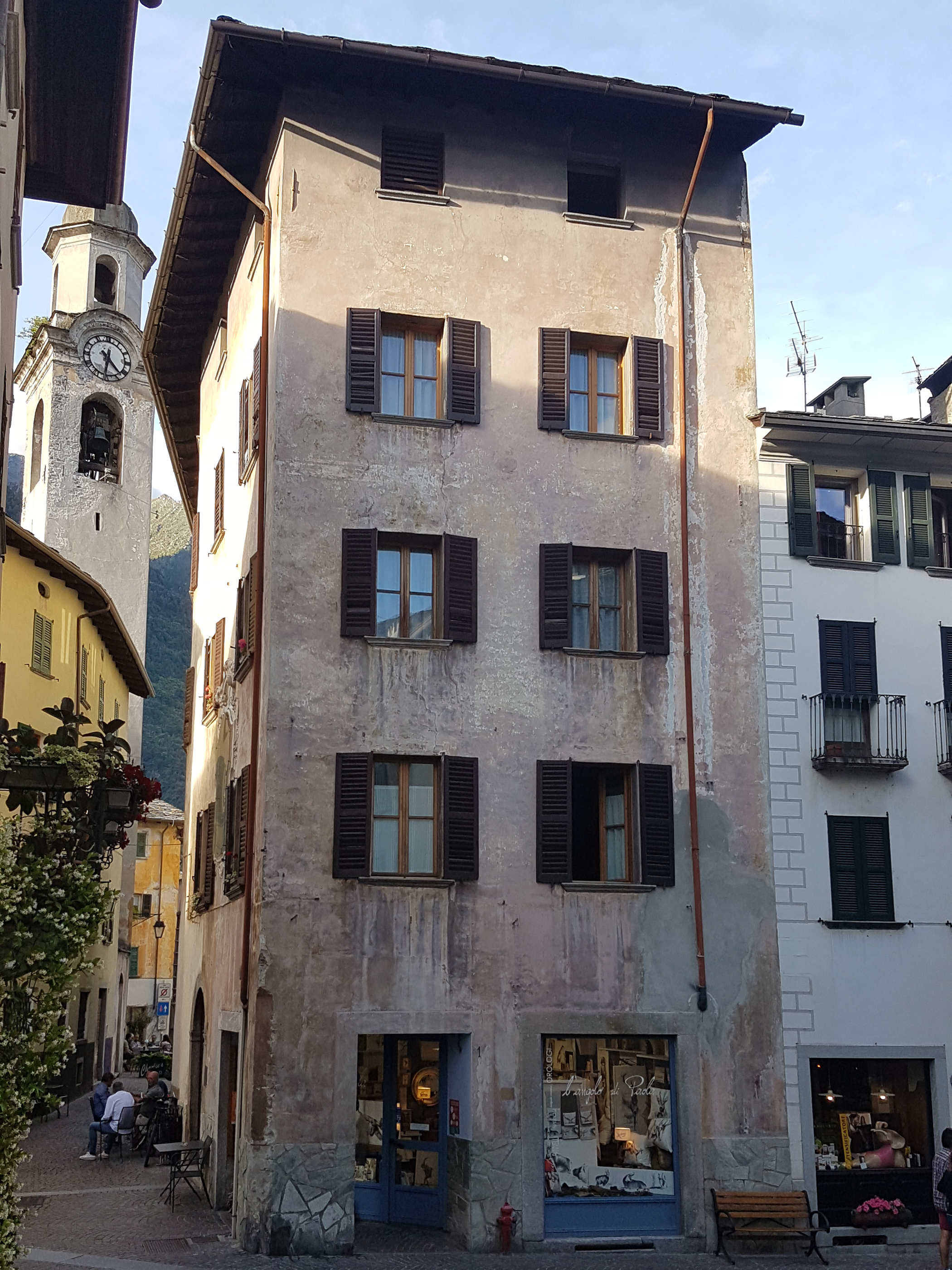 [Casa in vicolo San Bartolomeo, 2-4]