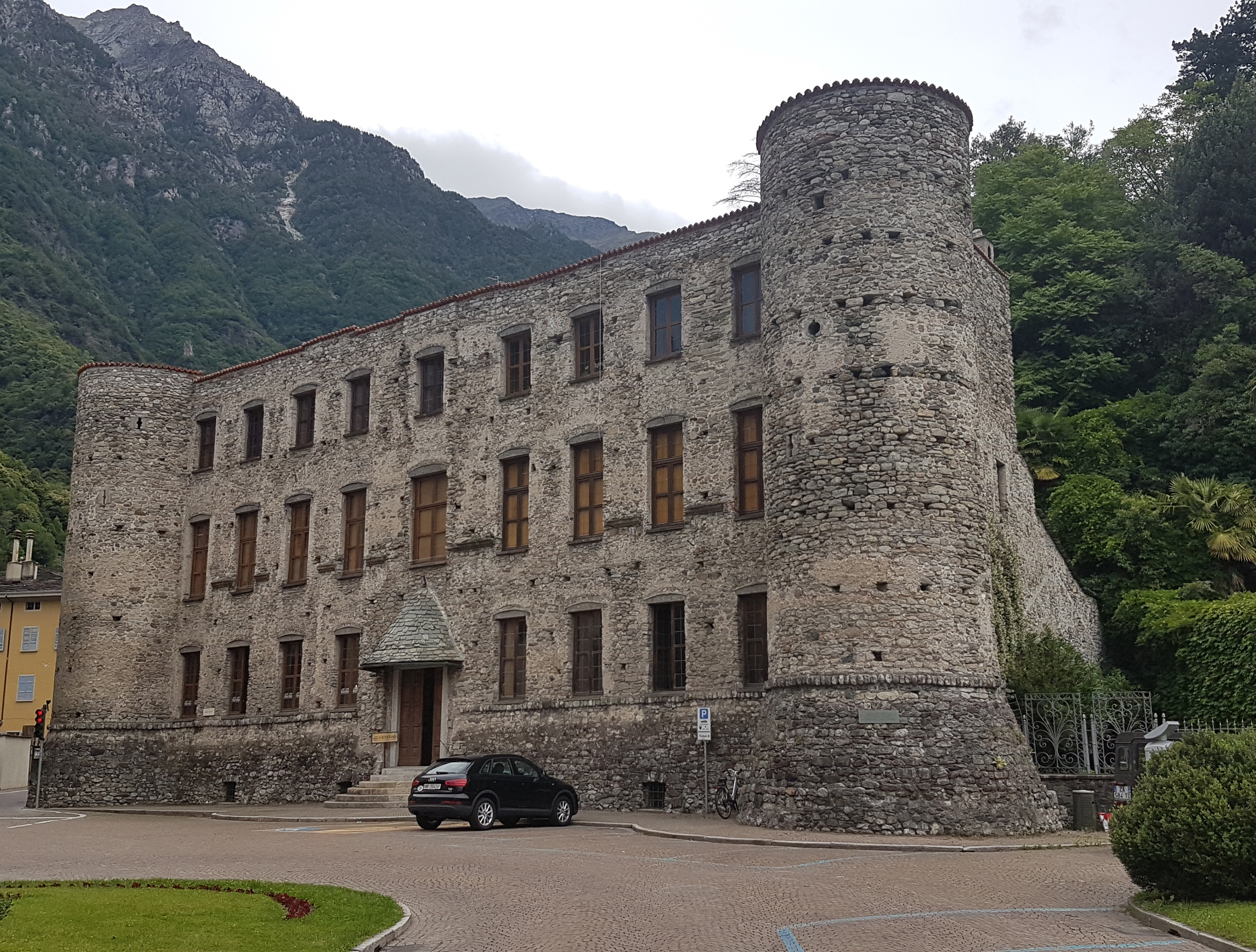 avanzi del castello Medievale e mura