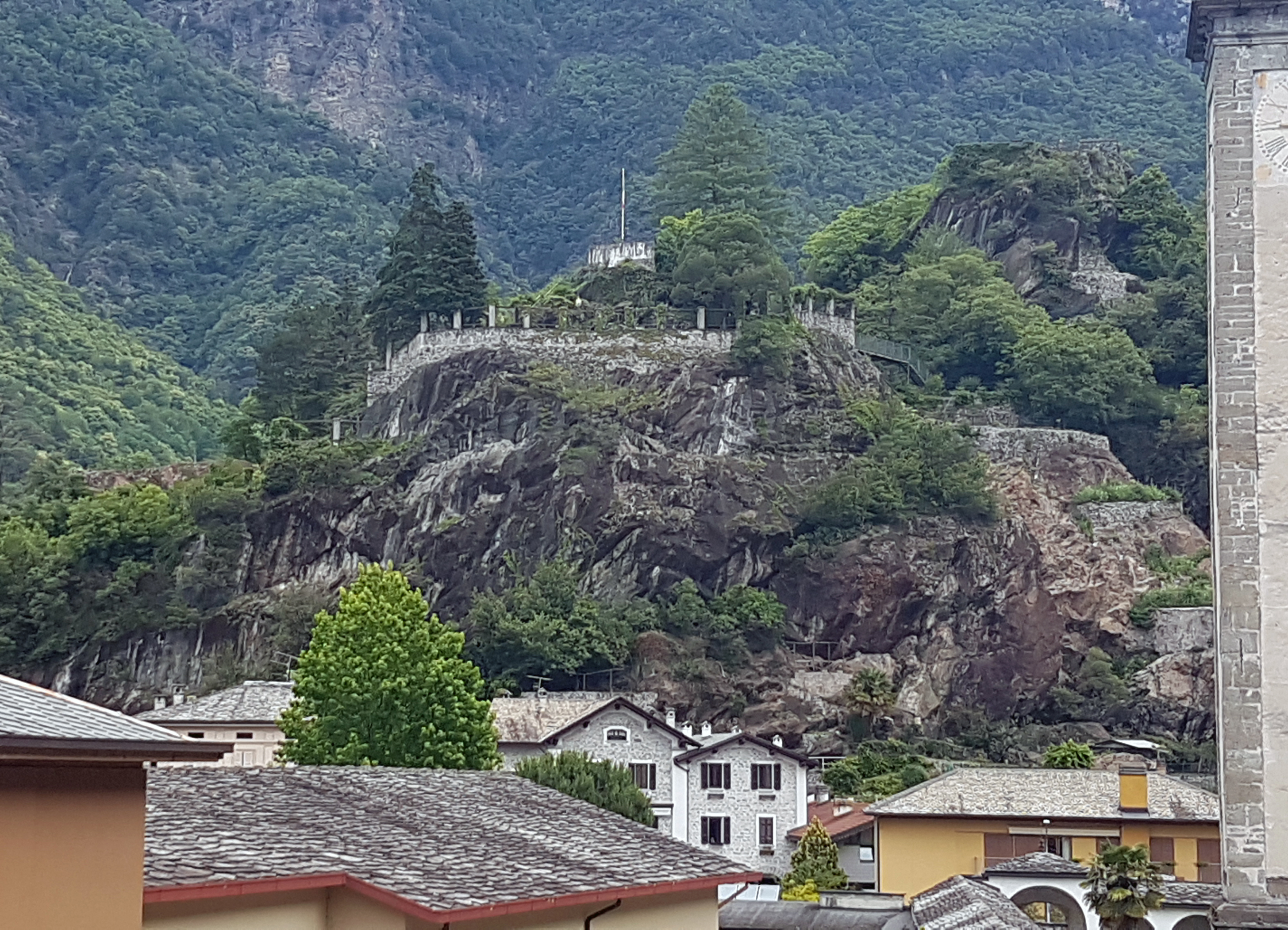 colle detto "Il Paradiso" con avanzi di antiche costruzioni