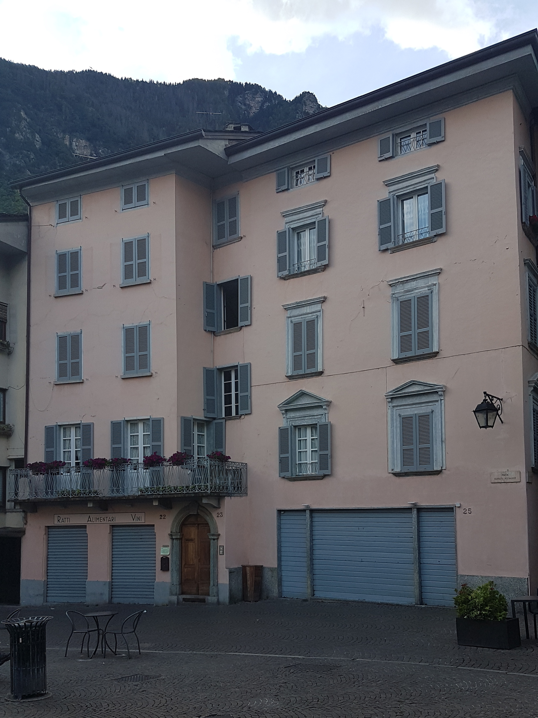 portale della casa di piazza Pestalozzi 22