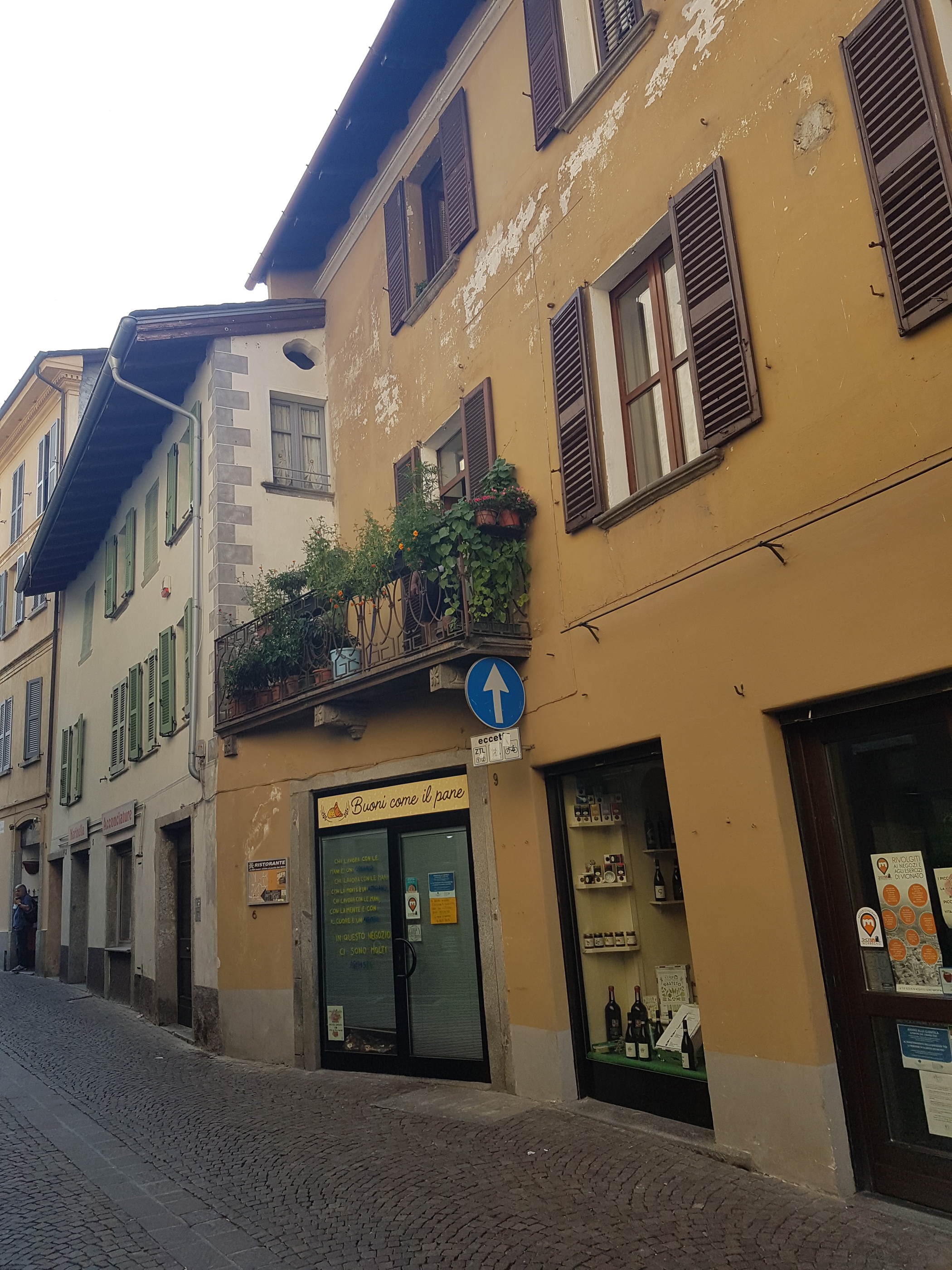 Casa di abitazione con bottega