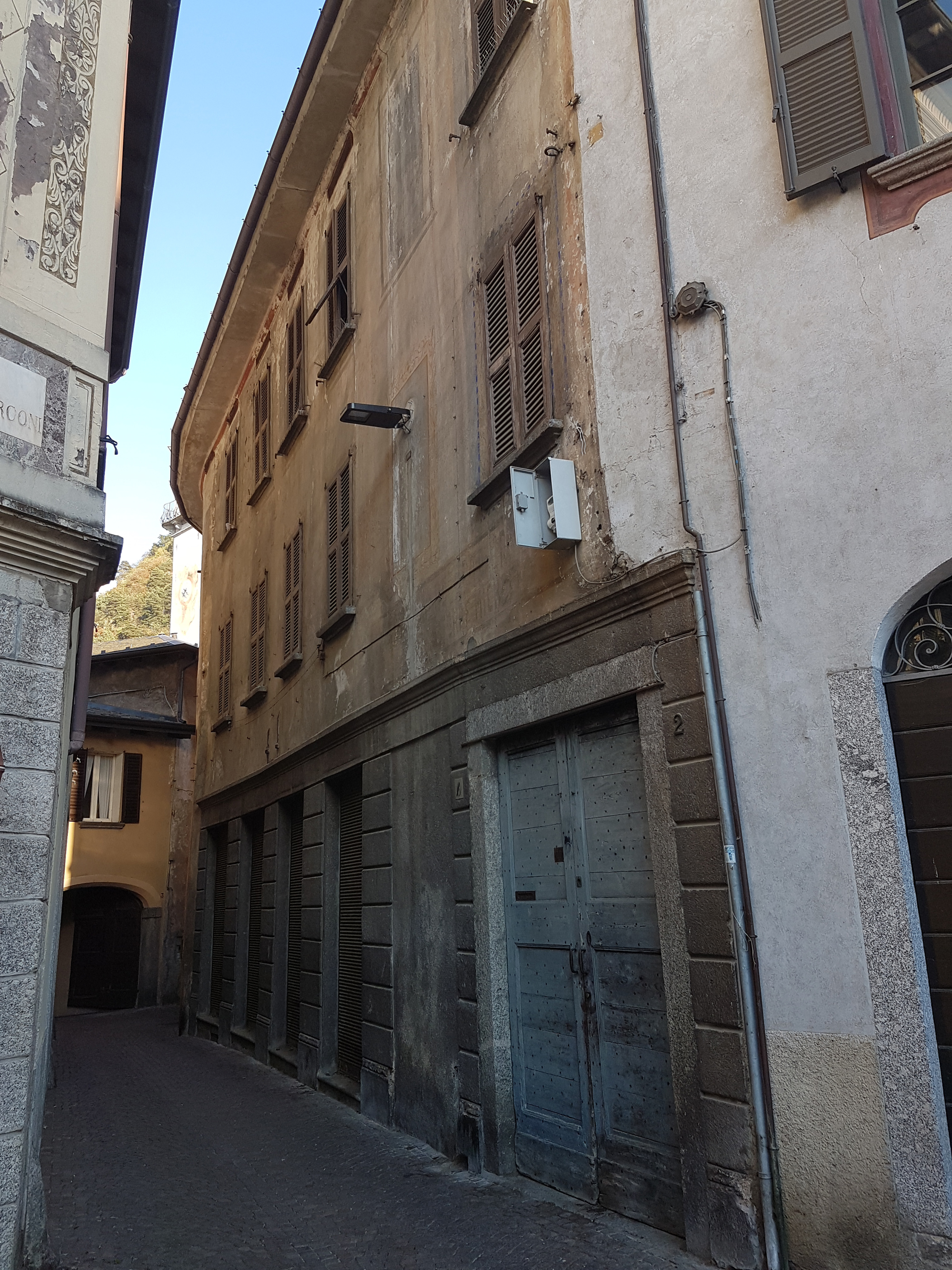 [Casa d'abitazione su via e piazza San Pietro]