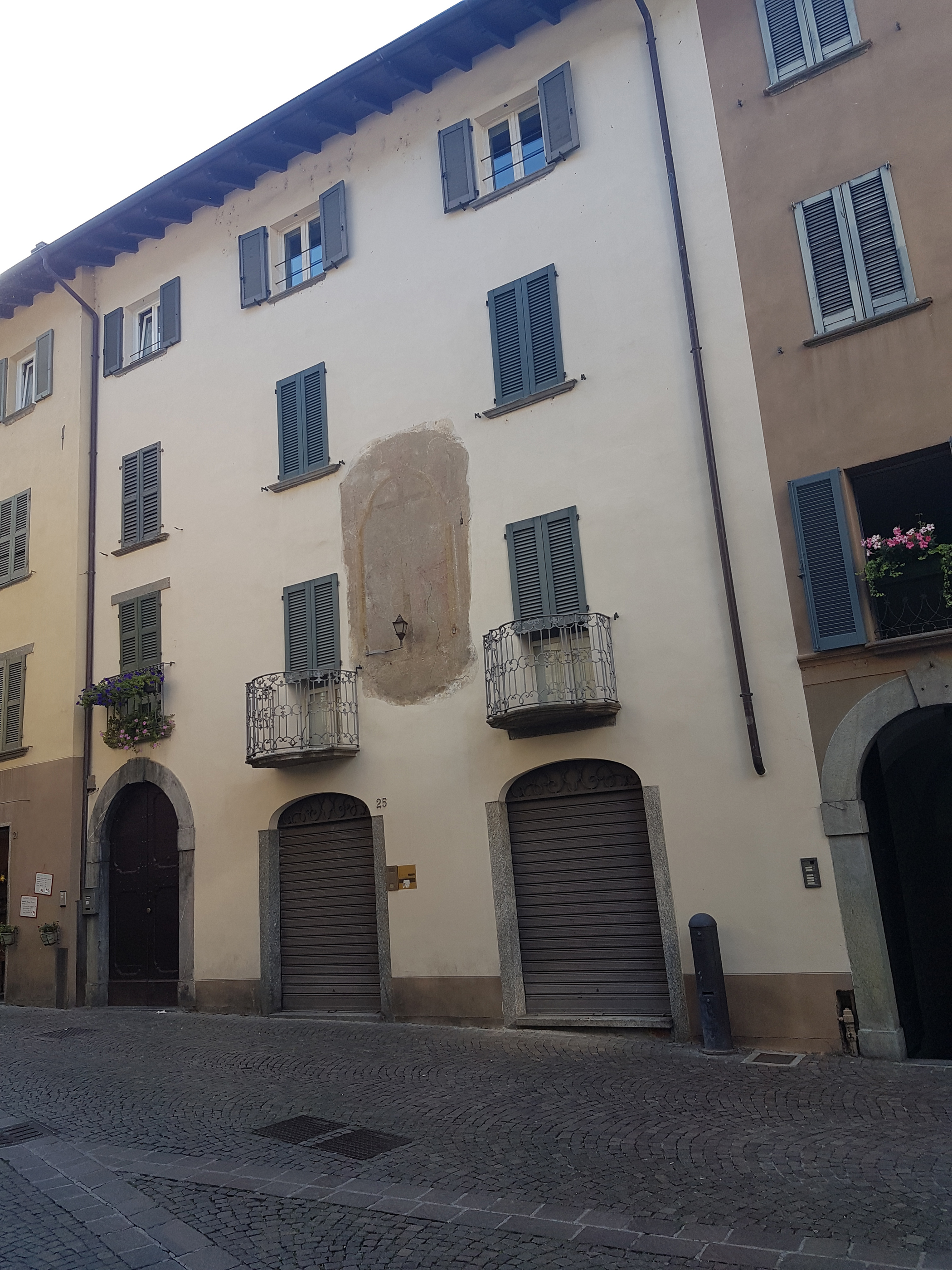 [Casa in via Garibaldi civici, 21-25-27]
