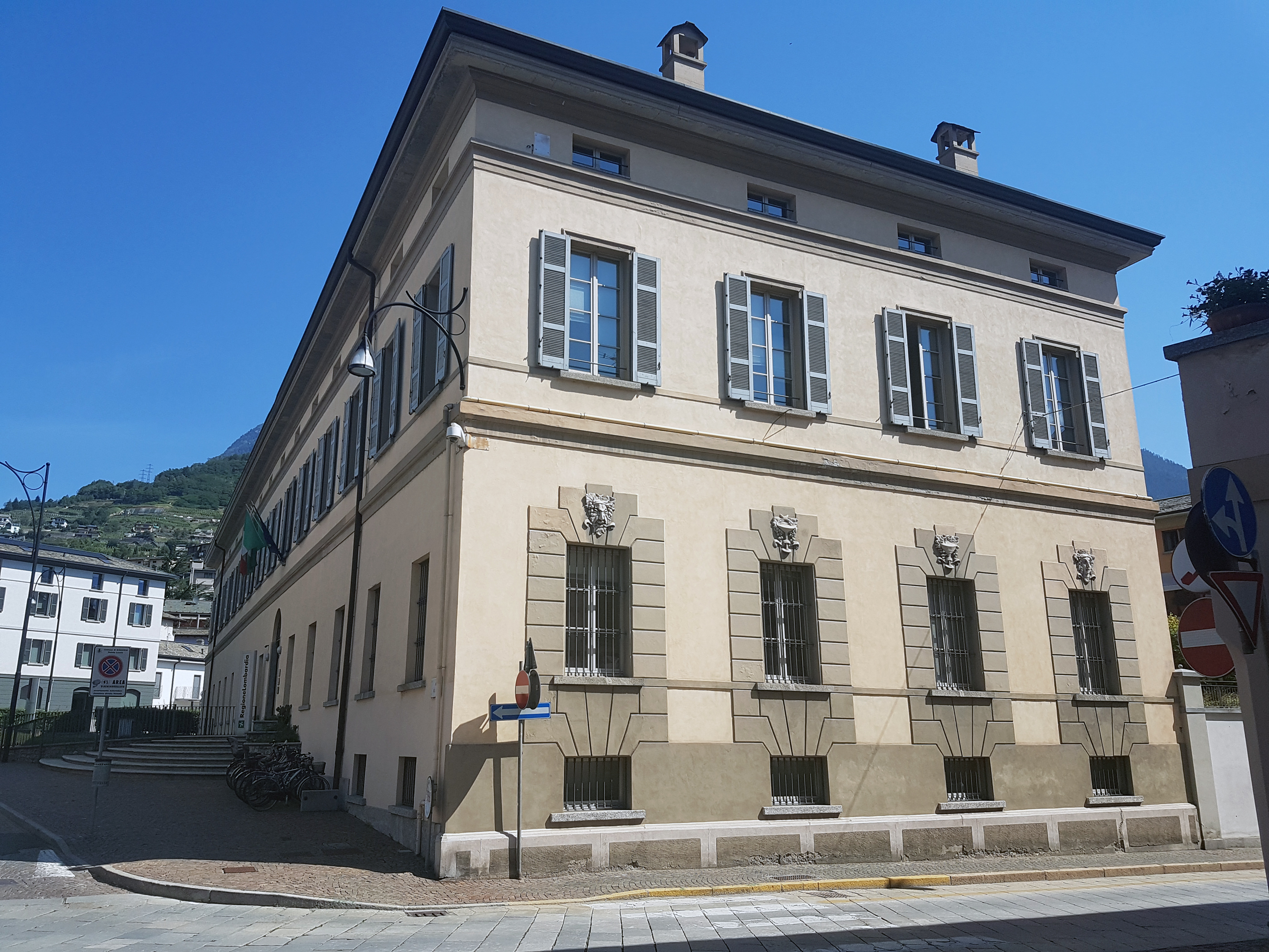 Edificio sede della Soc. Enologica Valtellinese