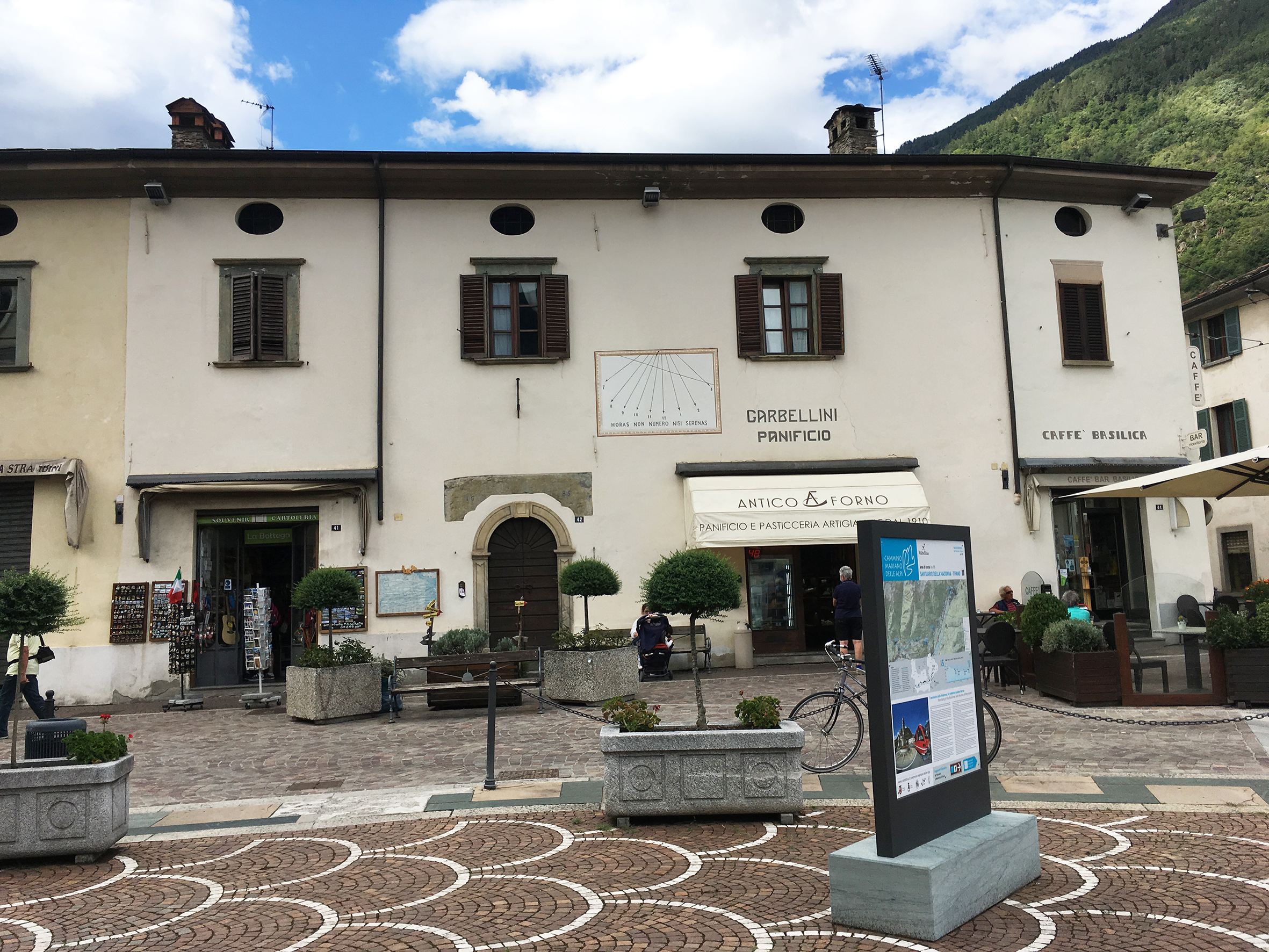 Bottega in Piazza della Basilica